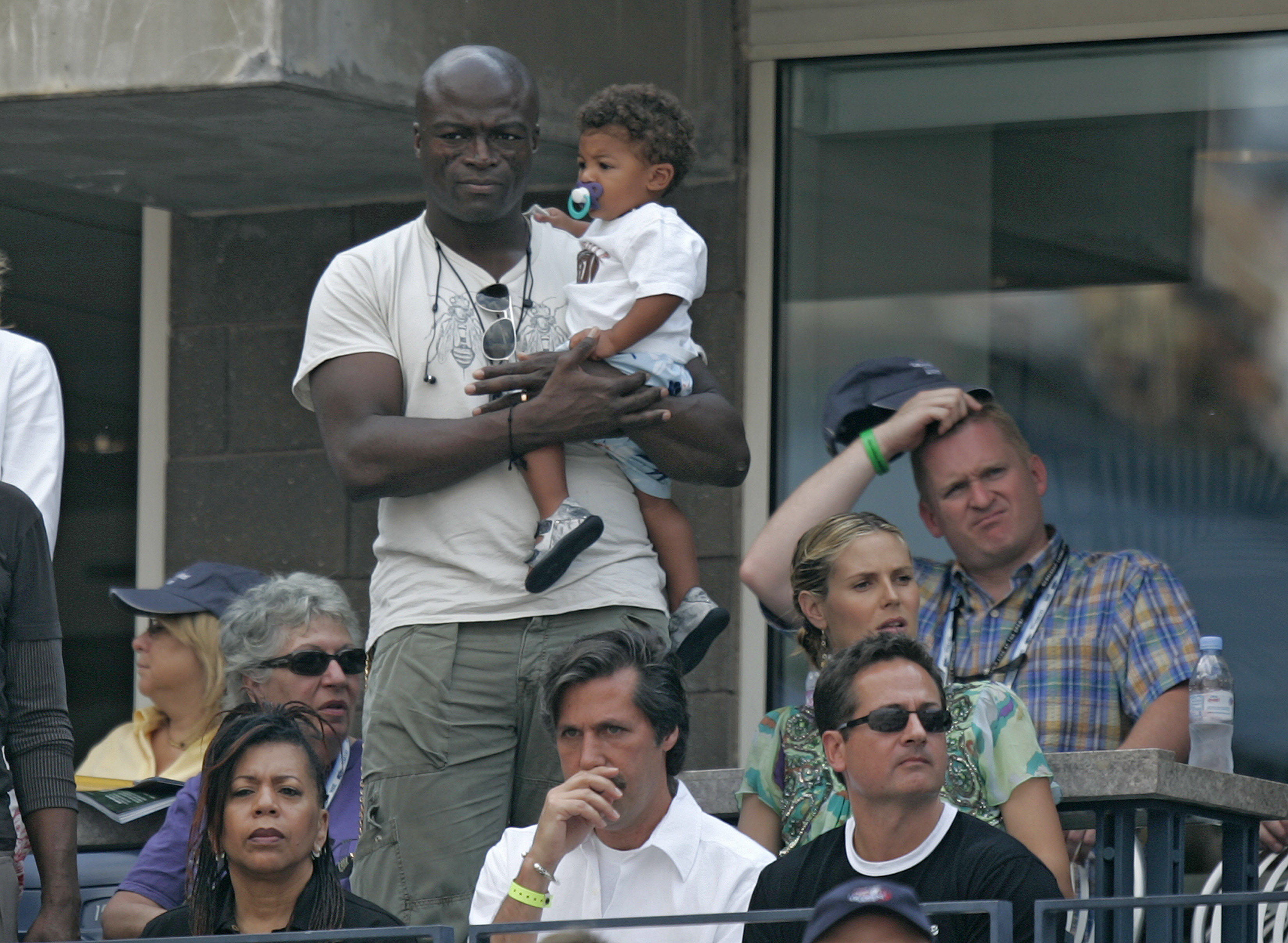 Seal hält seinen Sohn Henry Samuel bei einem Spiel der US Open 2006 am 8. September in Flushing Meadows, Queens, New York. | Quelle: Getty Images