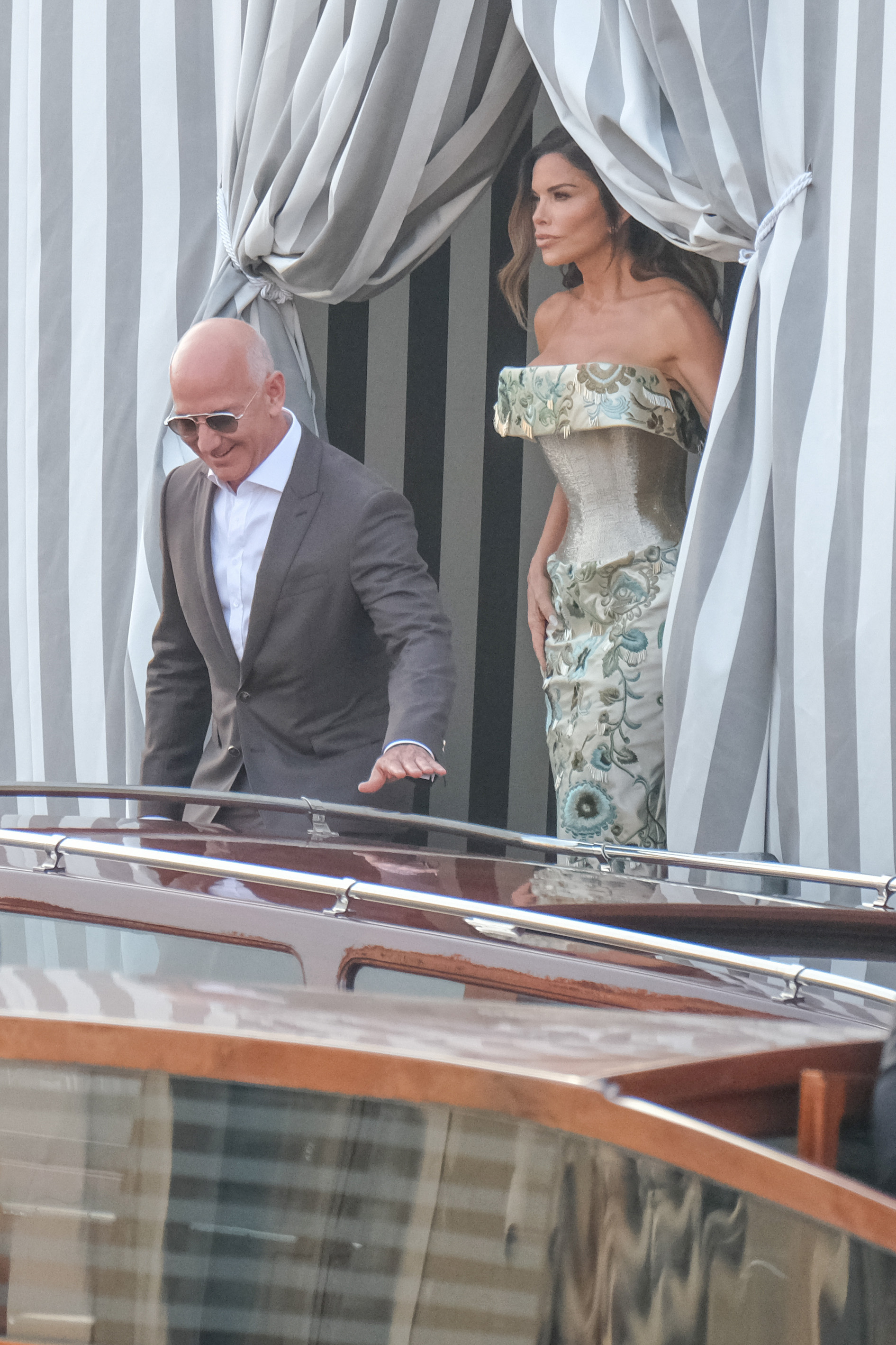 Lauren Sánchez und Jeff Bezos verlassen das Aman Hotel, um an einem Abendessen vor der Hochzeit teilzunehmen, am 26. Juni 2025 in Venedig, Italien | Quelle: Getty Images