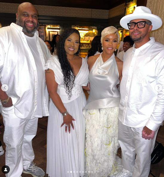 LeToya Luckett und Taleo Coles posieren für ein Foto mit Gästen auf ihrer Hochzeit, gepostet am 2. August 2024 | Quelle: Instagram/iamaventergray