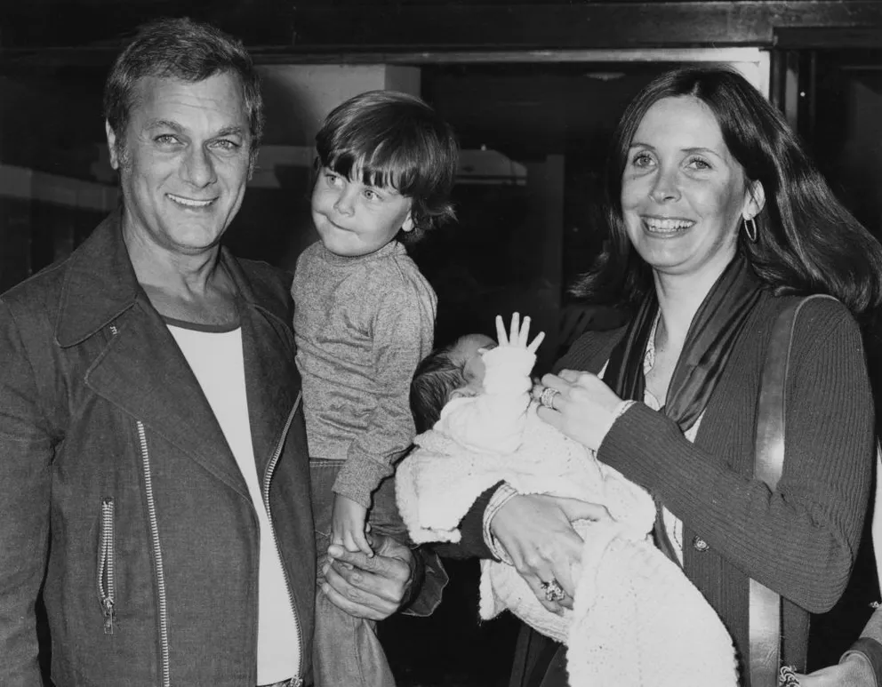 Tony Curtis mit seiner Frau Leslie und ihren Söhnen Nicholas und Benjamin 1973 in London | Quelle: Getty Images