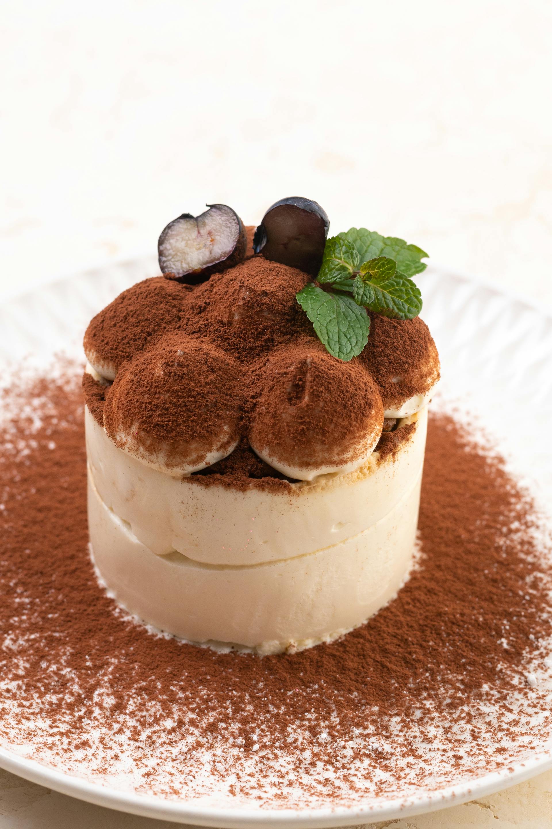 Eine einzelne Portion Tiramisu auf einem Teller | Quelle: Pexels