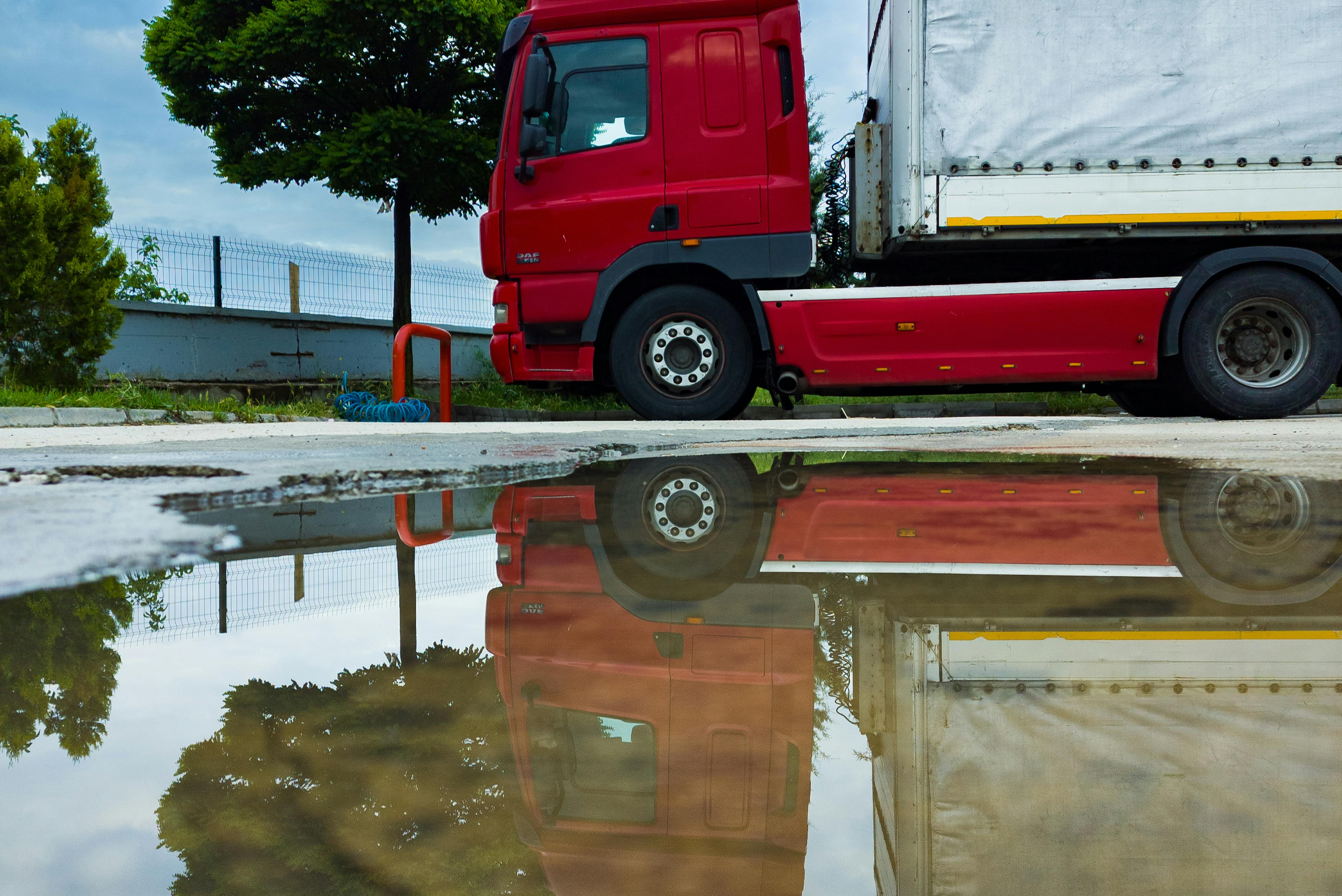 Ein LKW auf der Straße | Quelle: Pexels