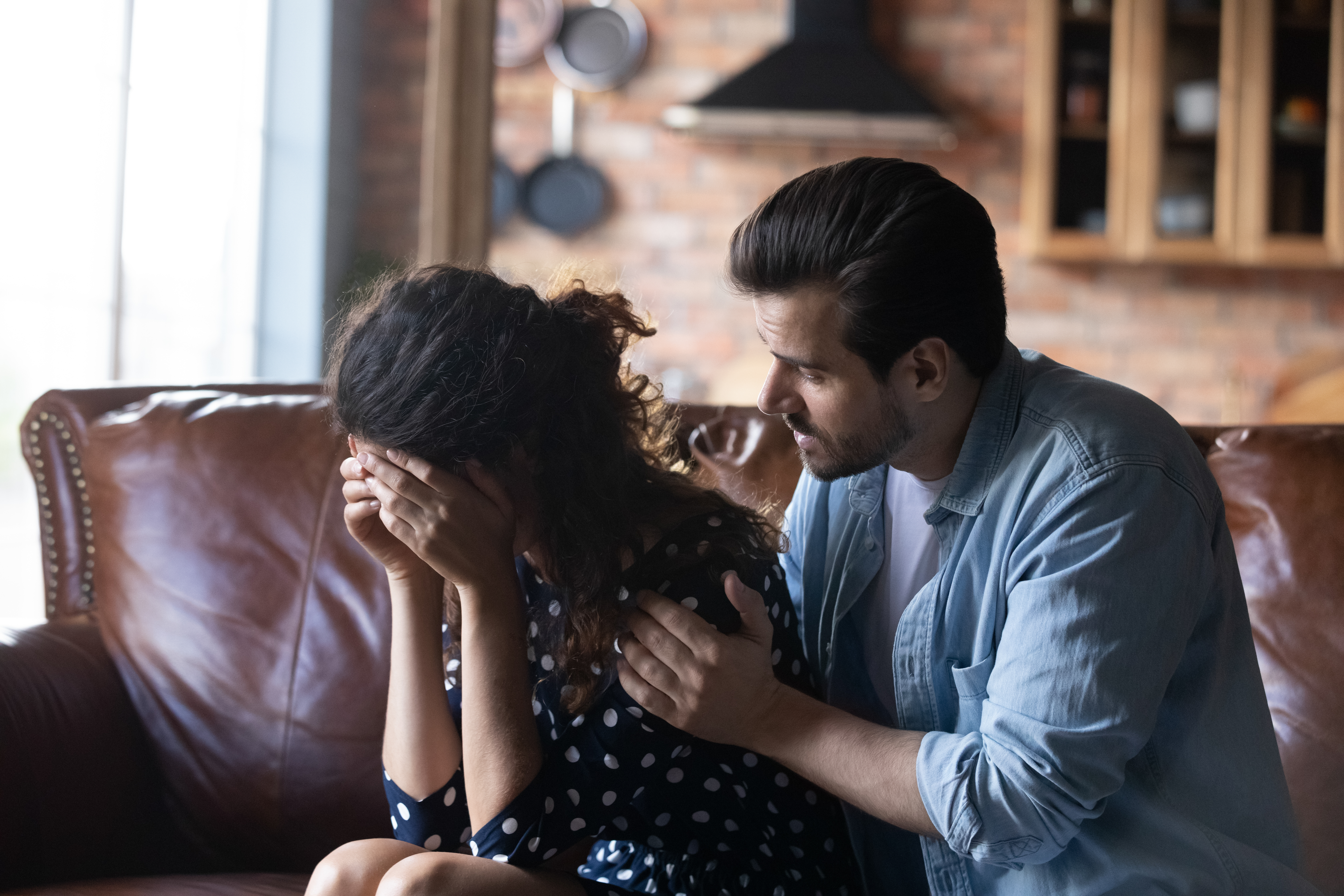 Ein Ehemann tröstet seine depressive Frau | Quelle: Shutterstock
