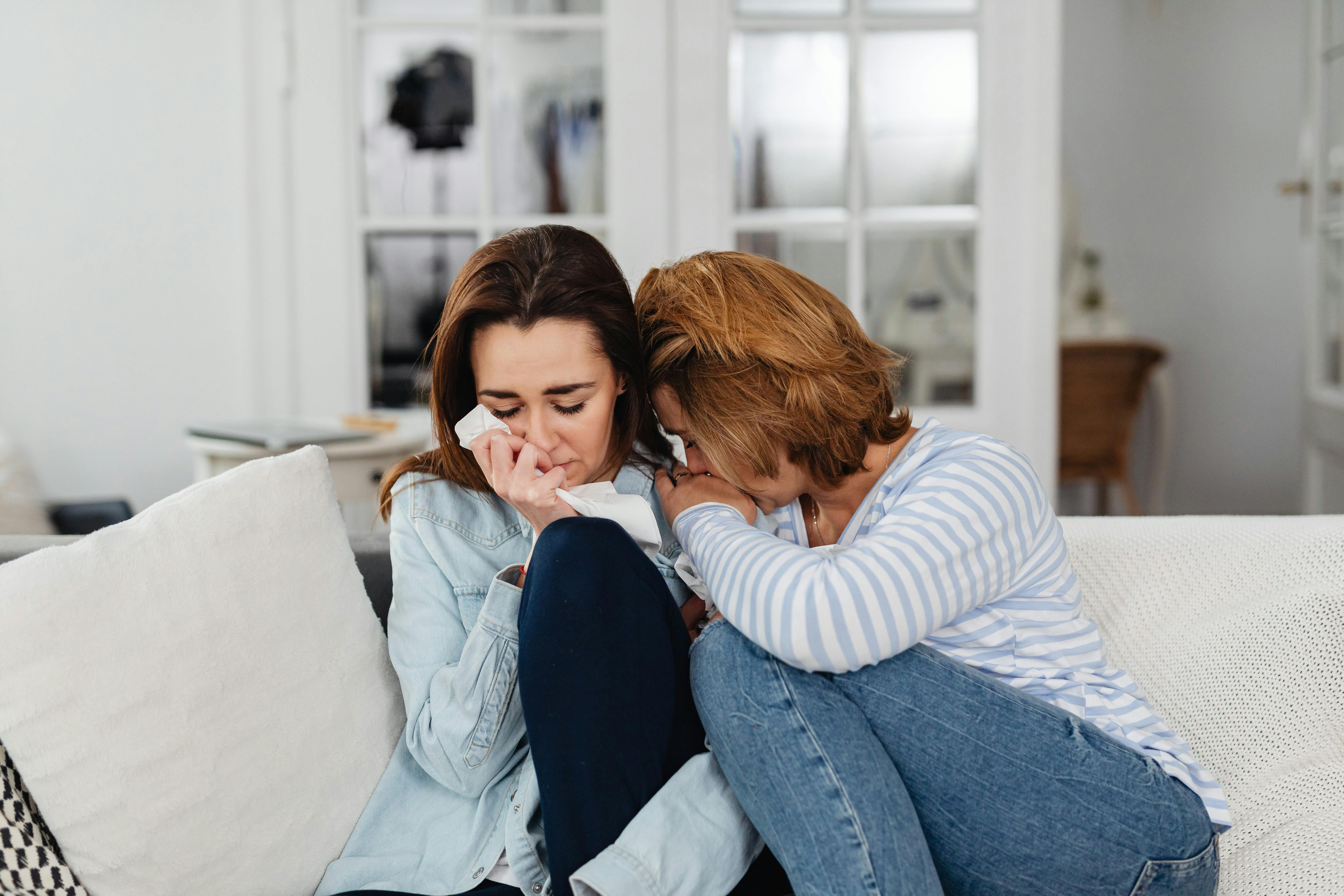 Eine emotionale Frau wird von einer Freundin getröstet | Quelle: Pexels