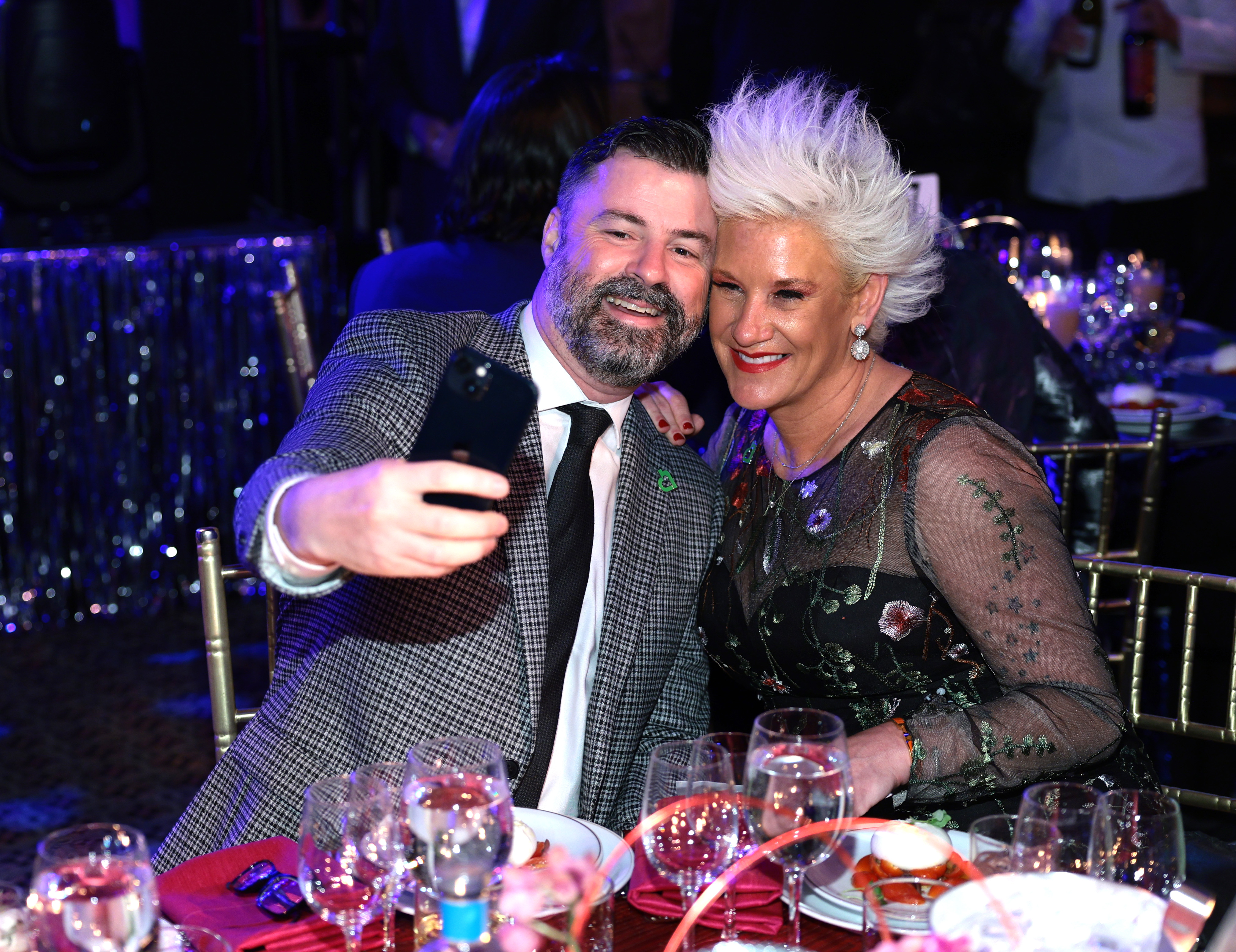 Anne Burrell und Stuart Claxton kuscheln für ein Foto während der 40th Anniversary Gala von City Harvest im Cipriani 42nd Street am 25. April 2023 in New York City. | Quelle: Getty Images