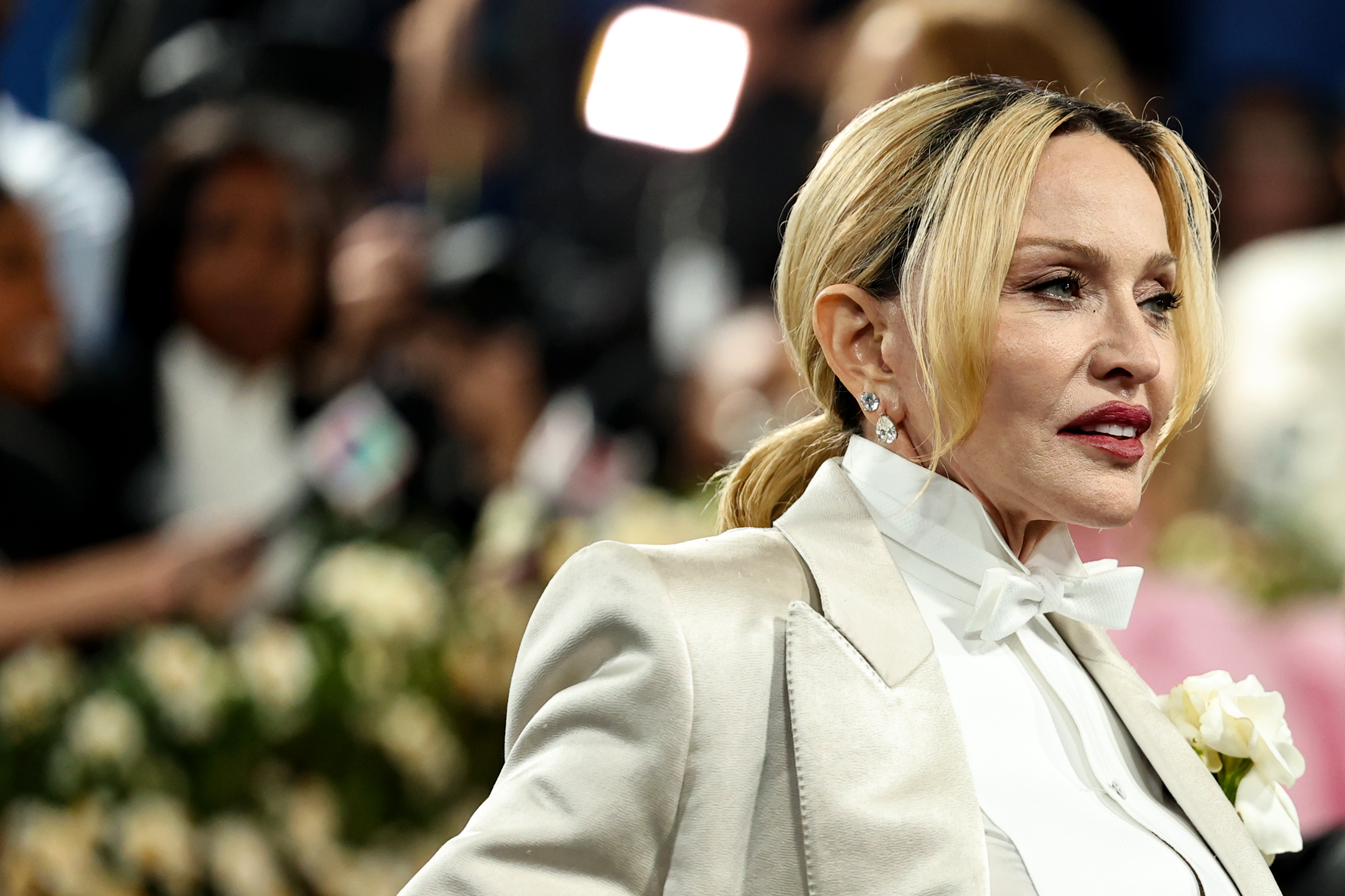 Ein weiteres Foto von der Met Gala 2025 zeigt Madonna von der Seite, während sie sich durch die Veranstaltung bewegt. Ihr blondes Haar war zu einem tief sitzenden Pferdeschwanz zusammengebunden, wobei ihr lose Strähnen das Gesicht umrahmten und Diamantohrringe den Look abrundeten. | Quelle: Getty Images