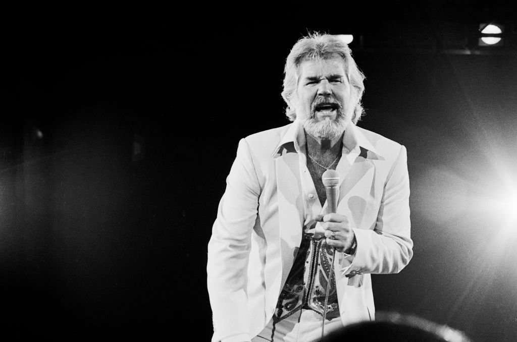 Der amerikanische Country-Musiker Kenny Rogers (1938 - 2020) tritt am 26. September 1980 auf der Bühne im Nassau Coliseum, Uniondale, New York auf. | Quelle: Getty Images