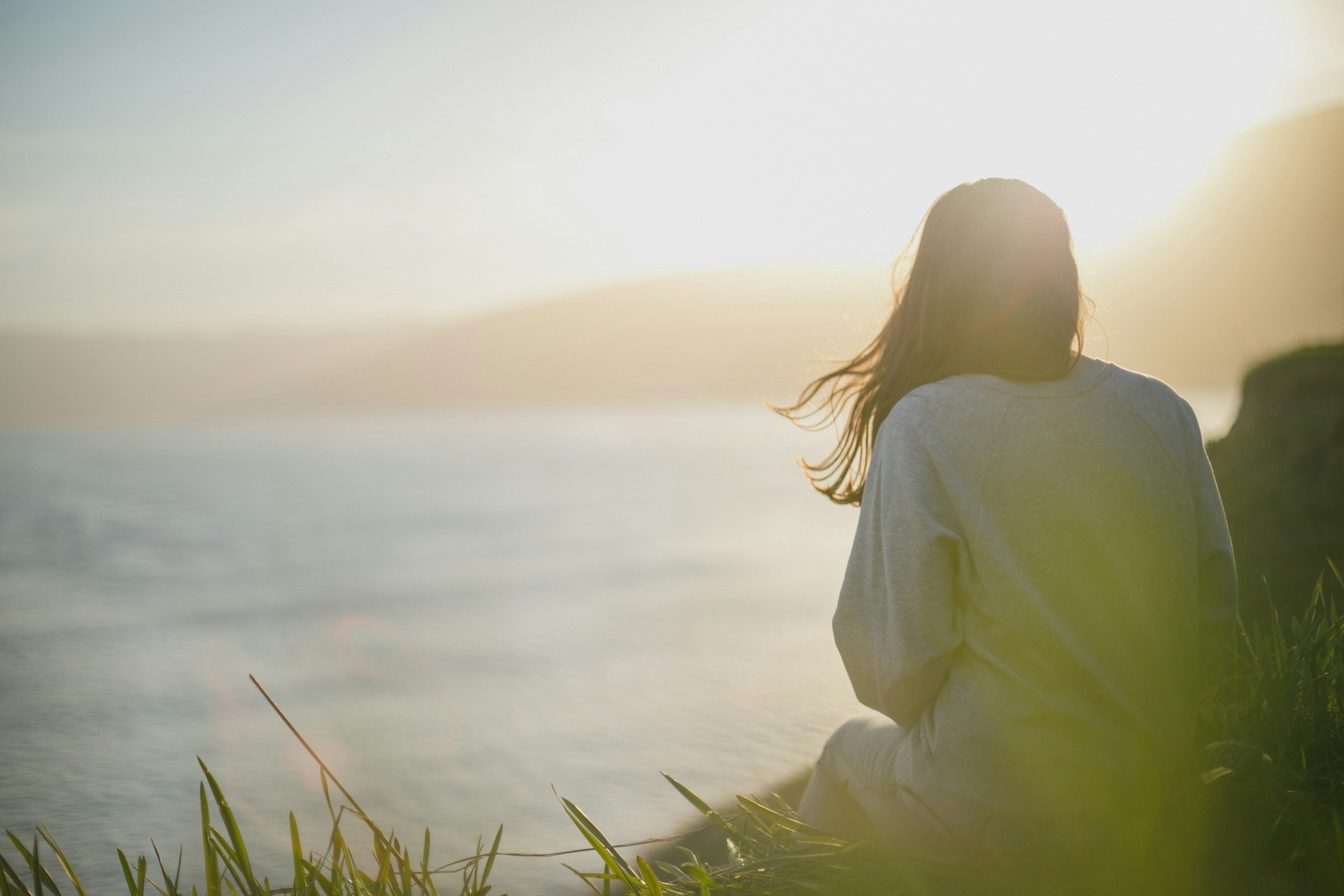 Eine Frau starrt auf das Meer | Quelle: Unsplash