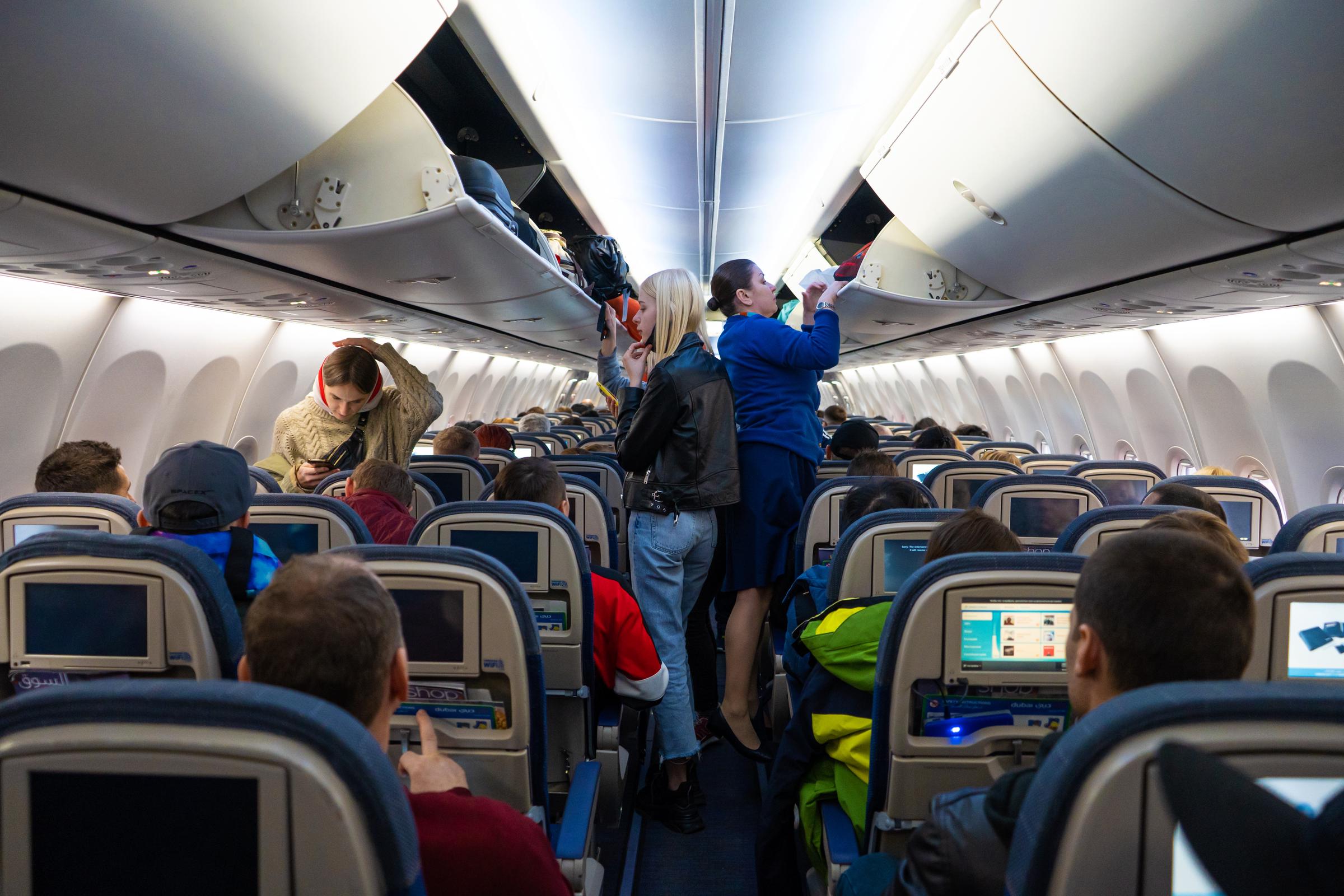 Menschen in einem Flugzeug | Quelle: Shutterstock