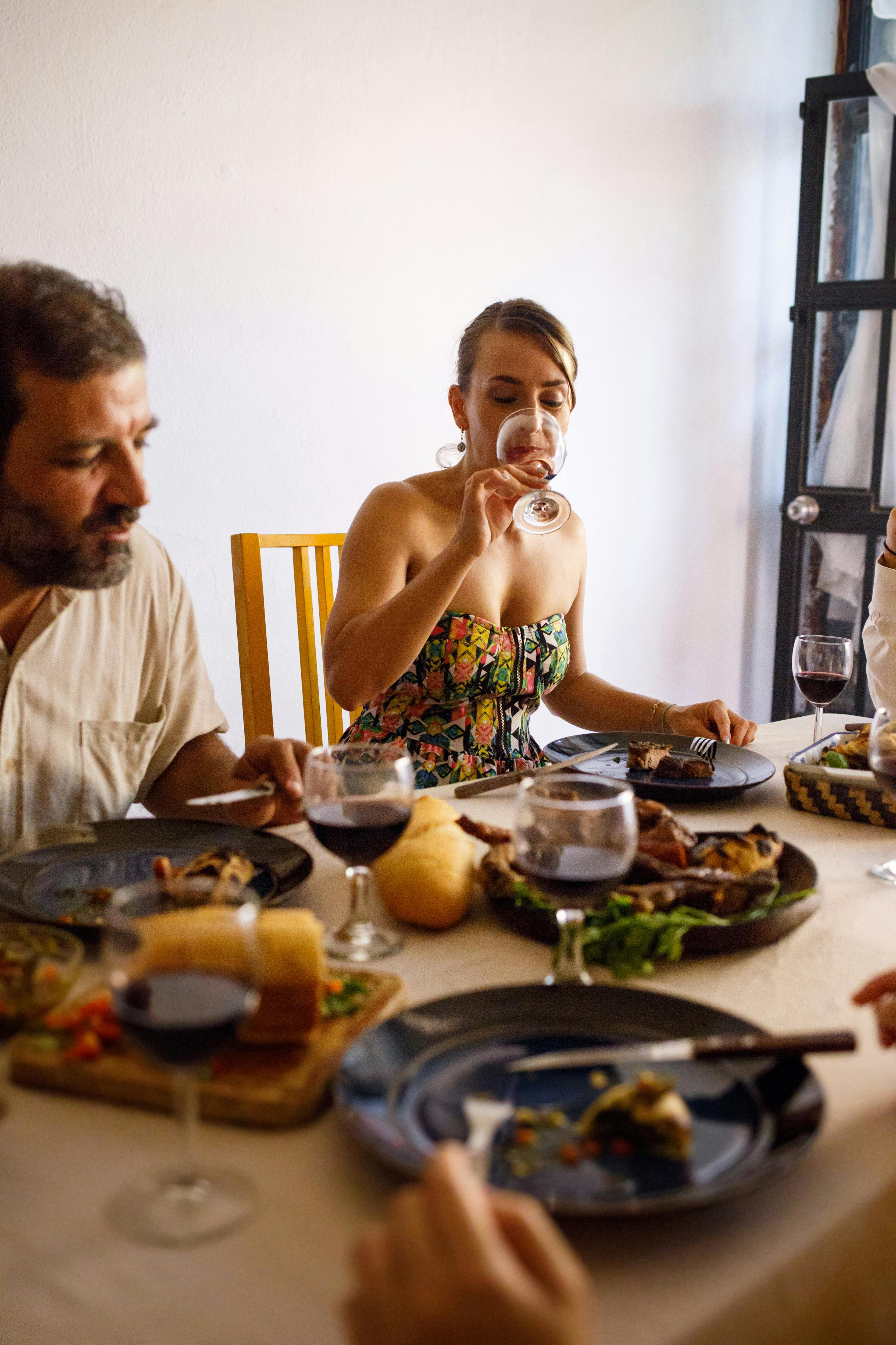 Eine Familie, die eine gemeinsame Mahlzeit genießt | Quelle: Pexels