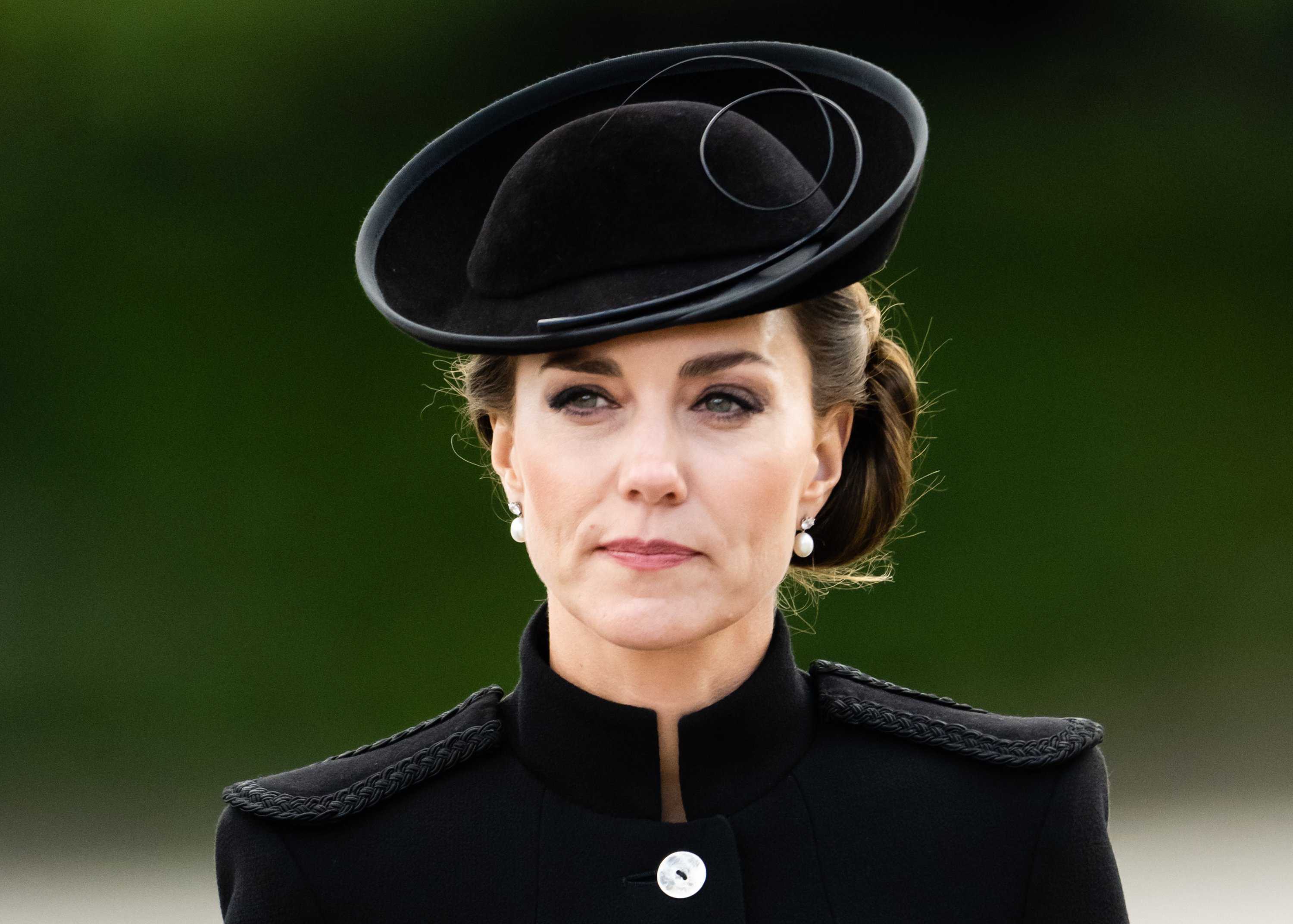 Kate Middleton trifft sich mit Militärangehörigen bei einem Besuch des Army Training Centre Pirbright am 16. September 2022 in Guildford, England | Quelle: Getty Images