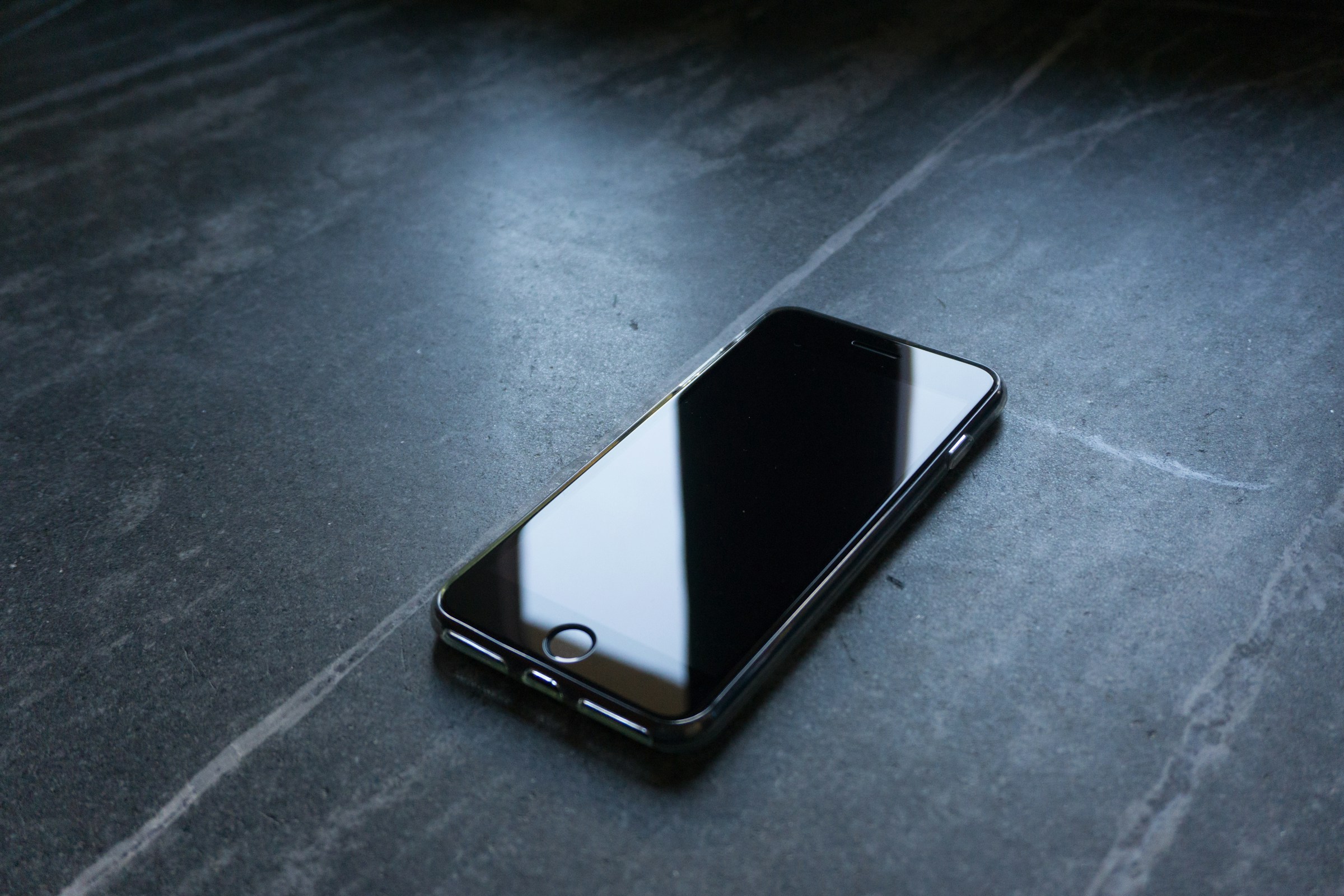 Ein schwarzes Telefon auf einem Tisch | Quelle: Unsplash