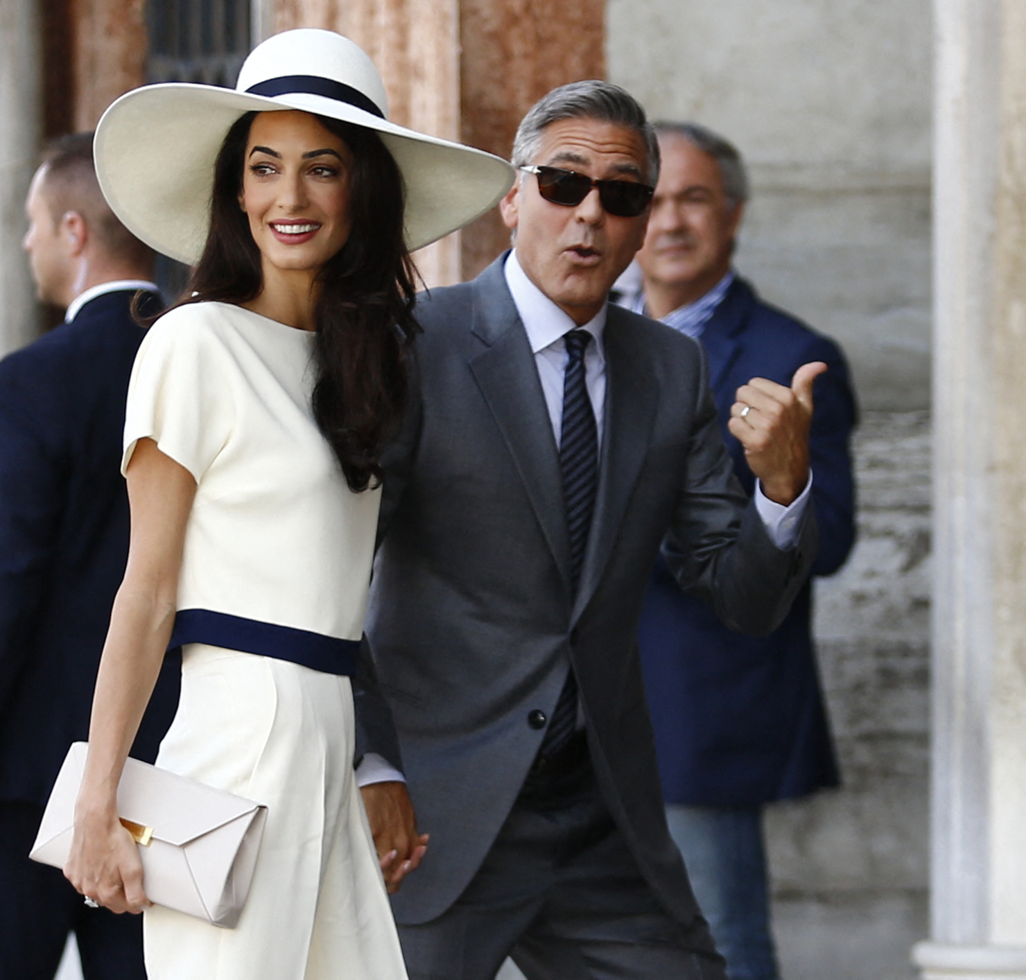 Amal Clooney und George Clooney kommen am 29. September 2014 im Palazzo Ca Farsetti in Venedig, Italien, zu einer standesamtlichen Trauung an. | Quelle: Getty Images