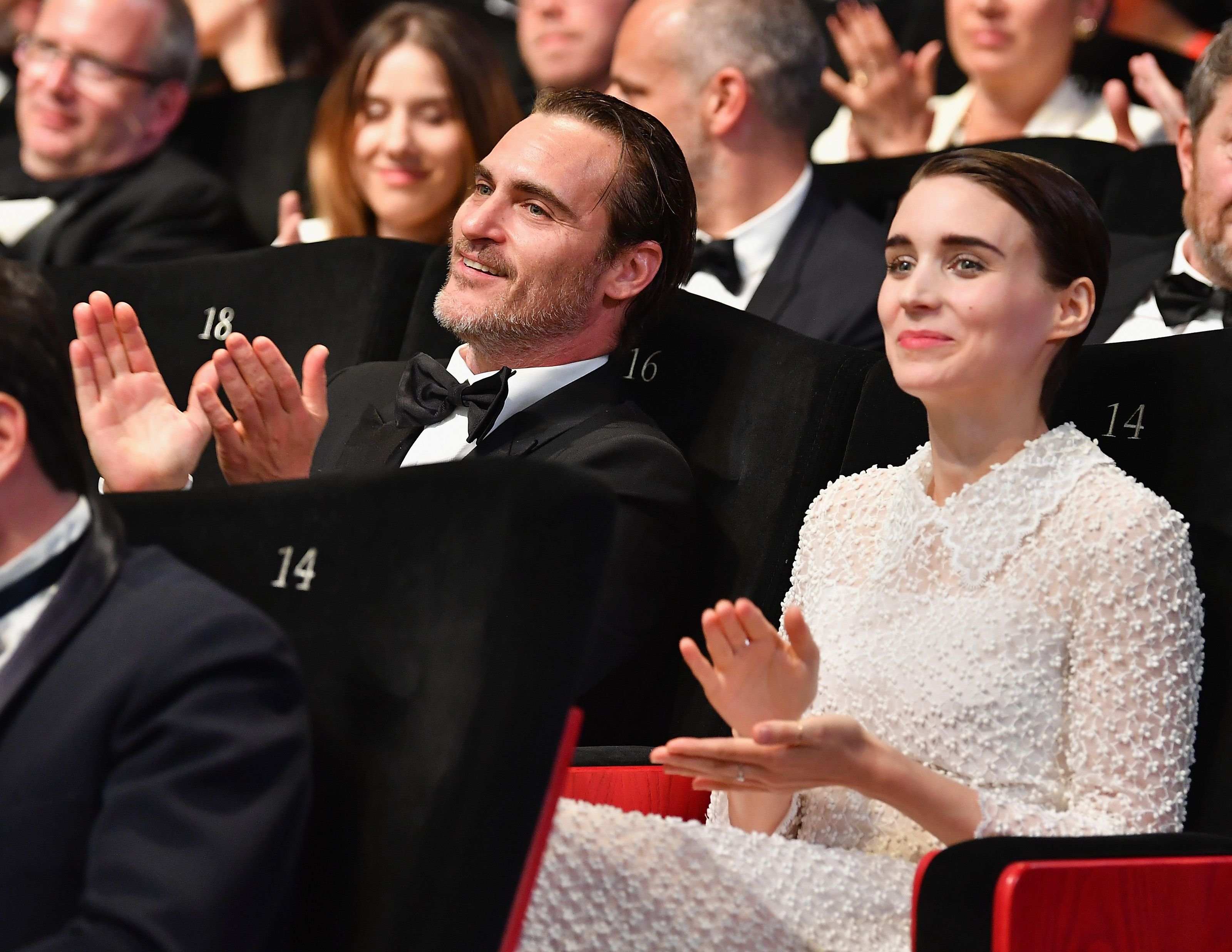 Joaquin Phoenix und Rooney Mara bei der Abschlussfeier der 70. jährlichen Filmfestspiele von Cannes im Palais des Festivals am 28. Mai 2017 in Cannes, Frankreich. | Quelle: Getty Images