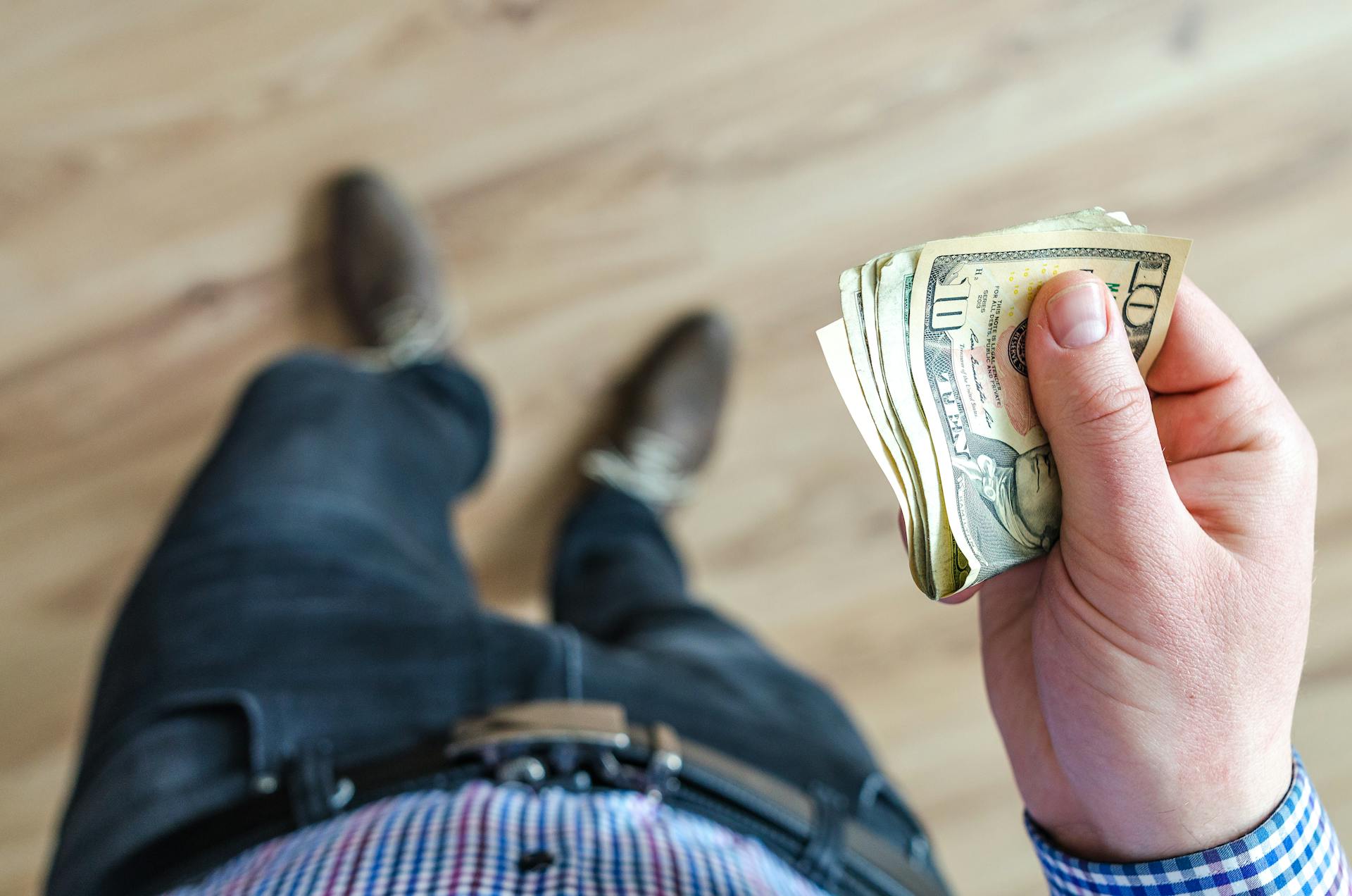 Ein Mann mit Geld in der Hand | Quelle: Pexels
