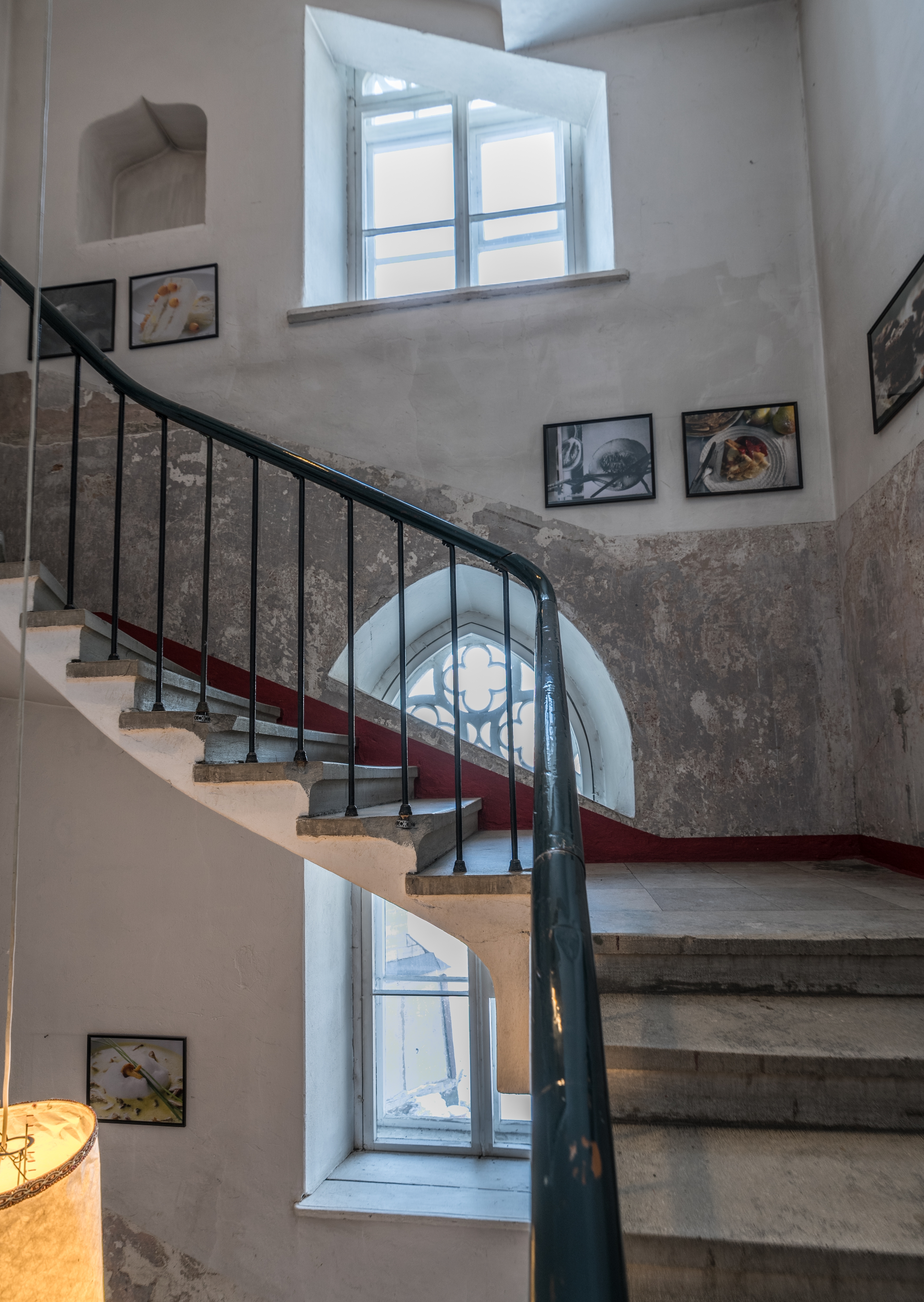 Fotos, die an den Wänden eines Treppenhauses hängen | Quelle: Shutterstock