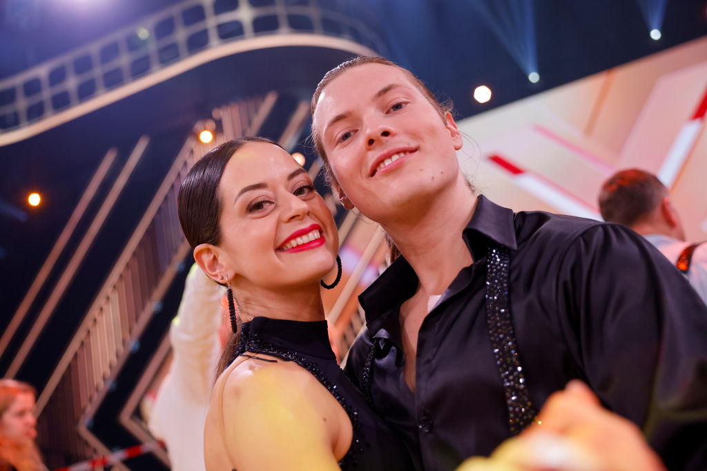 „Let’s Dance“ – Live-Übertragung – RTL, 5. April 2024, Nordrhein-Westfalen, Köln: Der Sänger Gabriel Kelly und die Profi-Tänzerin Malika Dzumaev betreten im Coloneum die Tanzfläche in der RTL-Tanzshow „Let’s Dance“. | Quelle: Getty Images