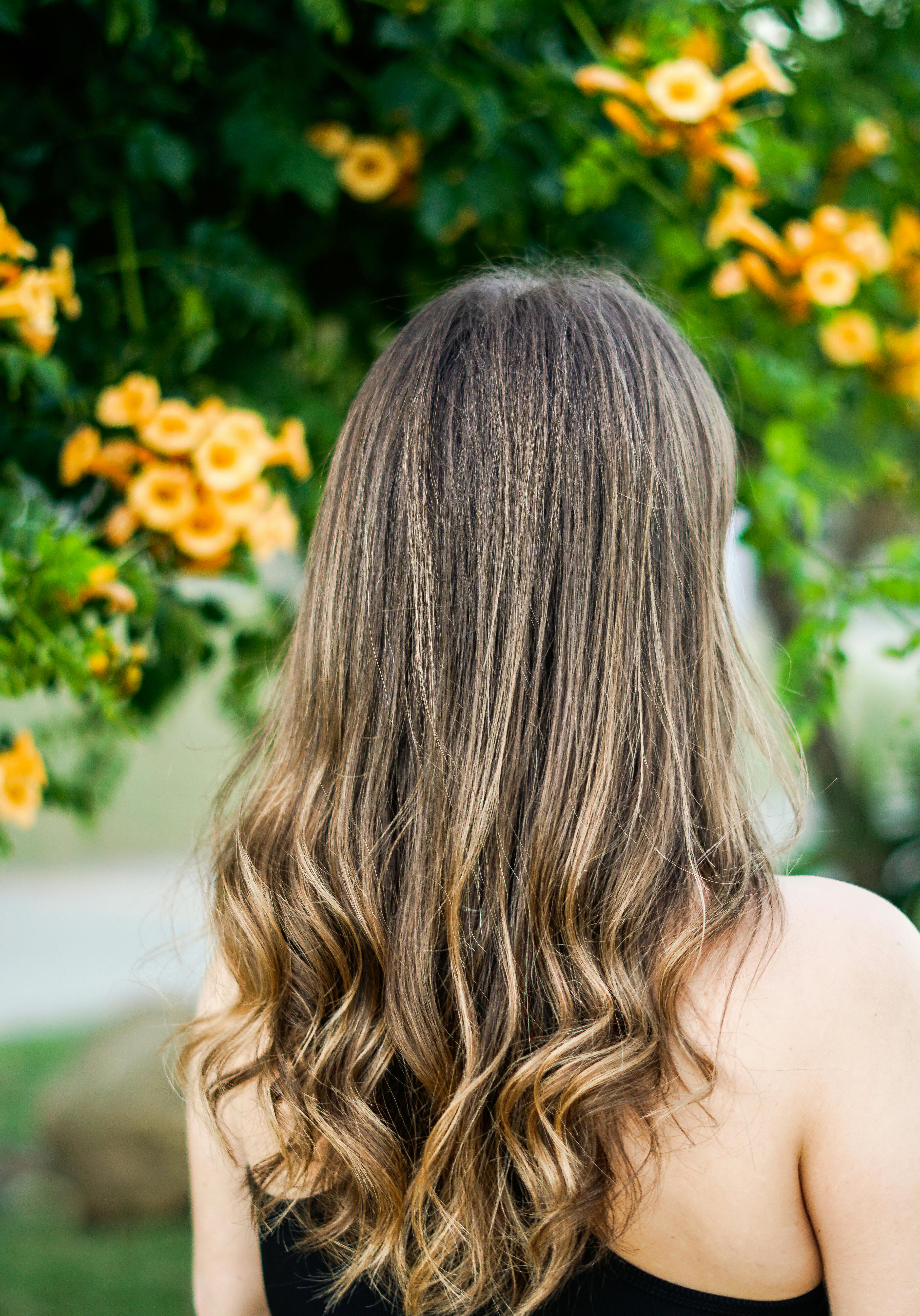 Eine Frau in ihrem Garten | Quelle: Pexels