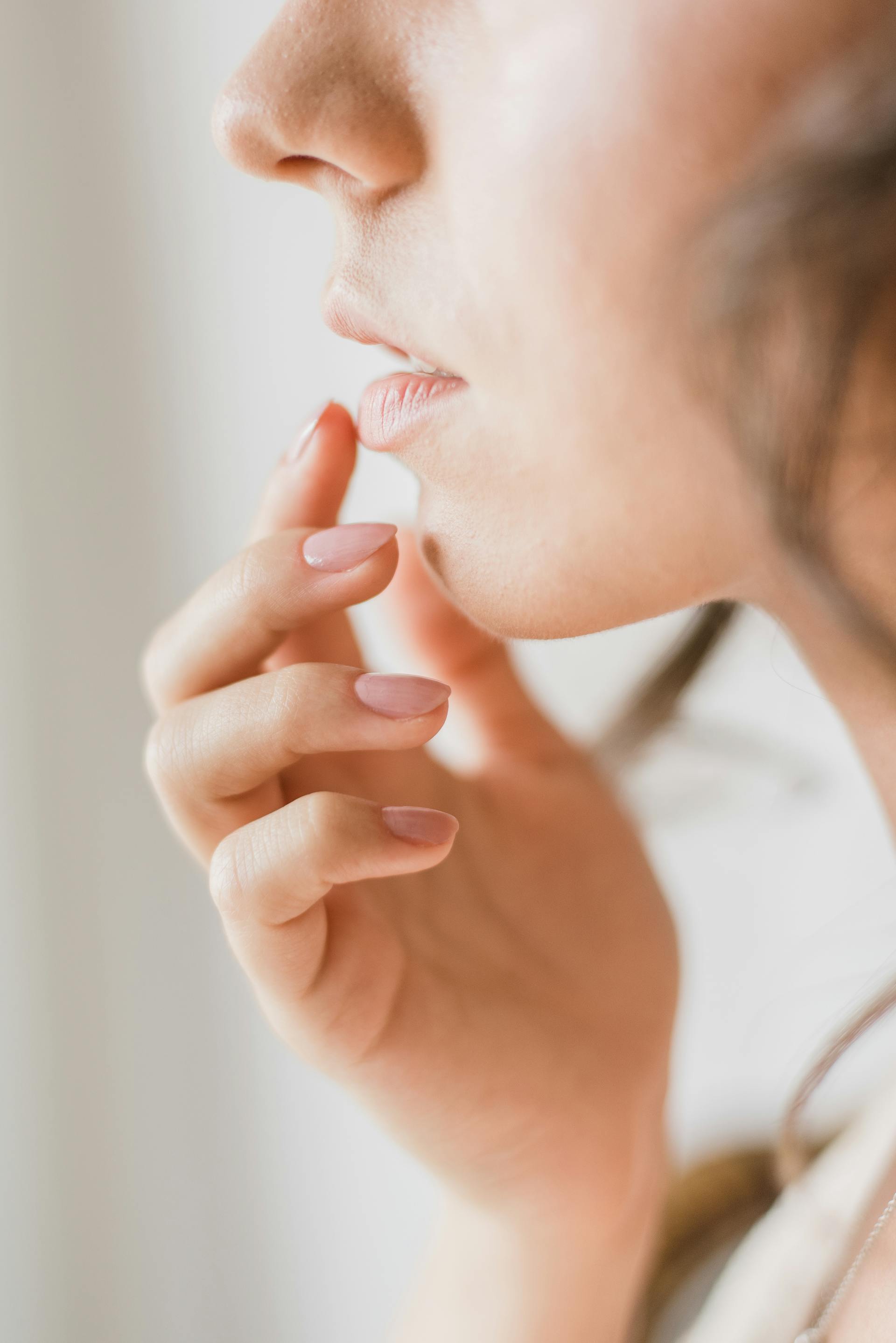 Eine Frau, die eine nachdenkliche Pose einnimmt | Quelle: Pexels