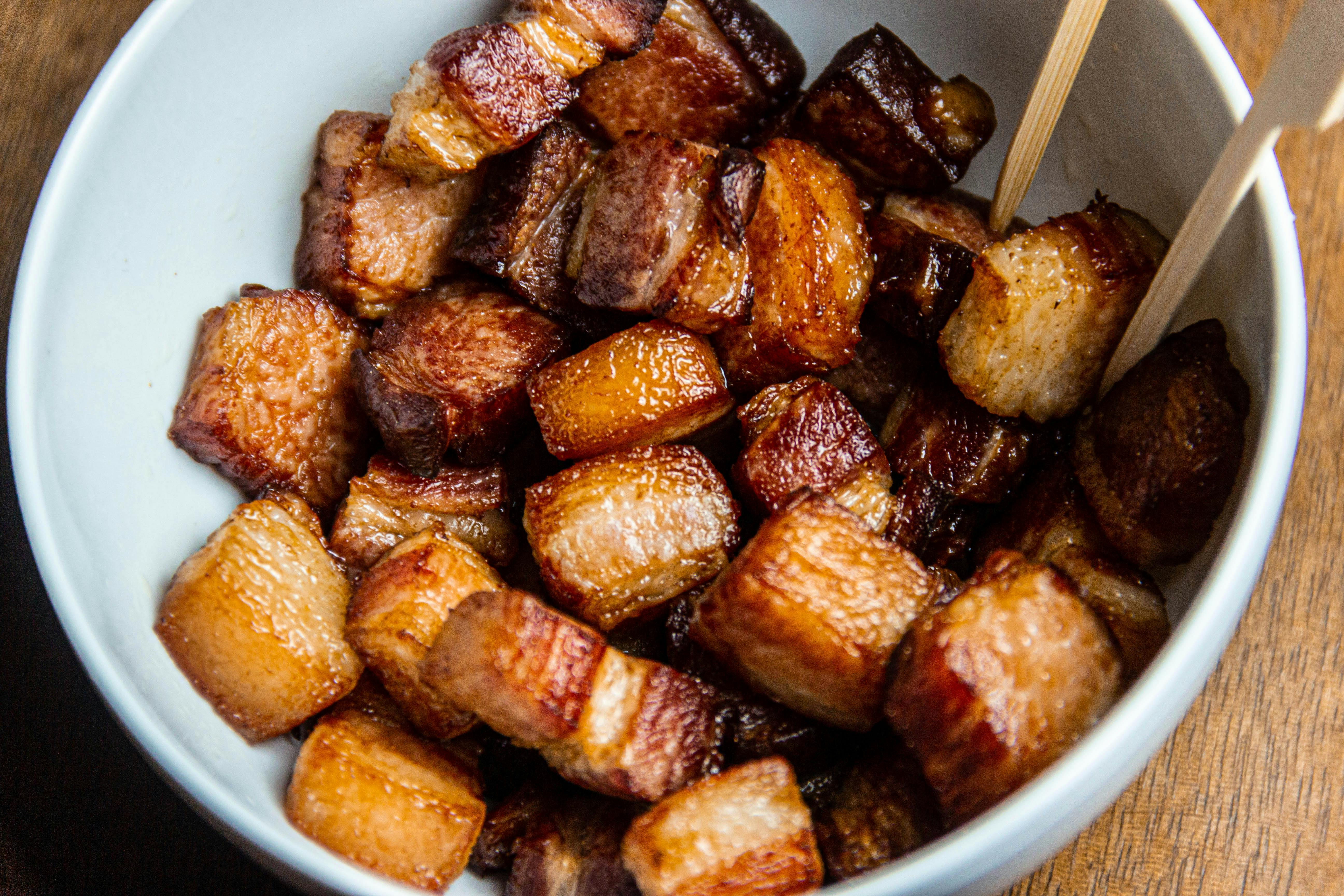 Karamellisierter Schweinebauch in einer Pfanne | Quelle: Pexels