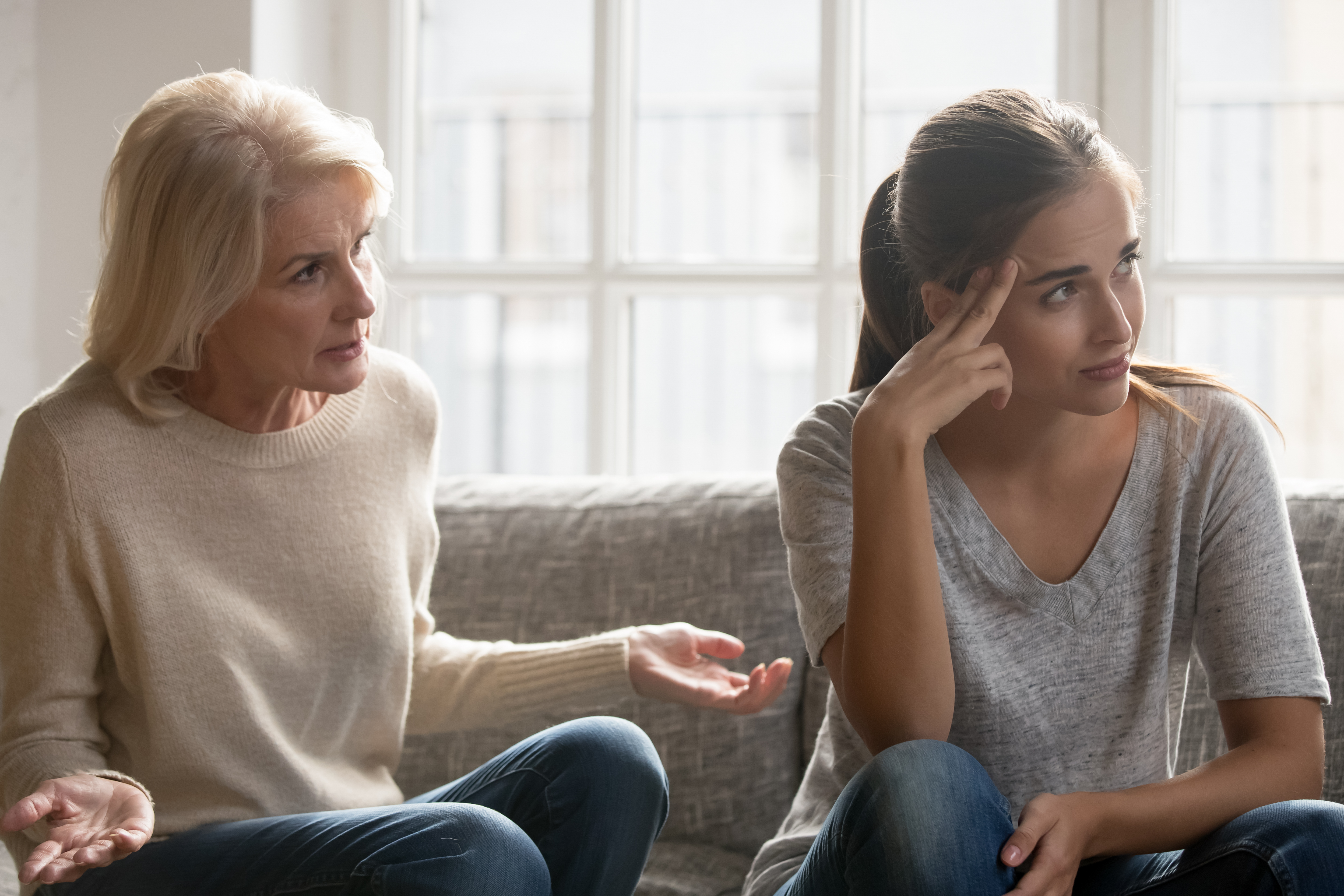 Verärgerte Tochter ignoriert ihre Mutter nach einem Streit | Quelle: Shutterstock