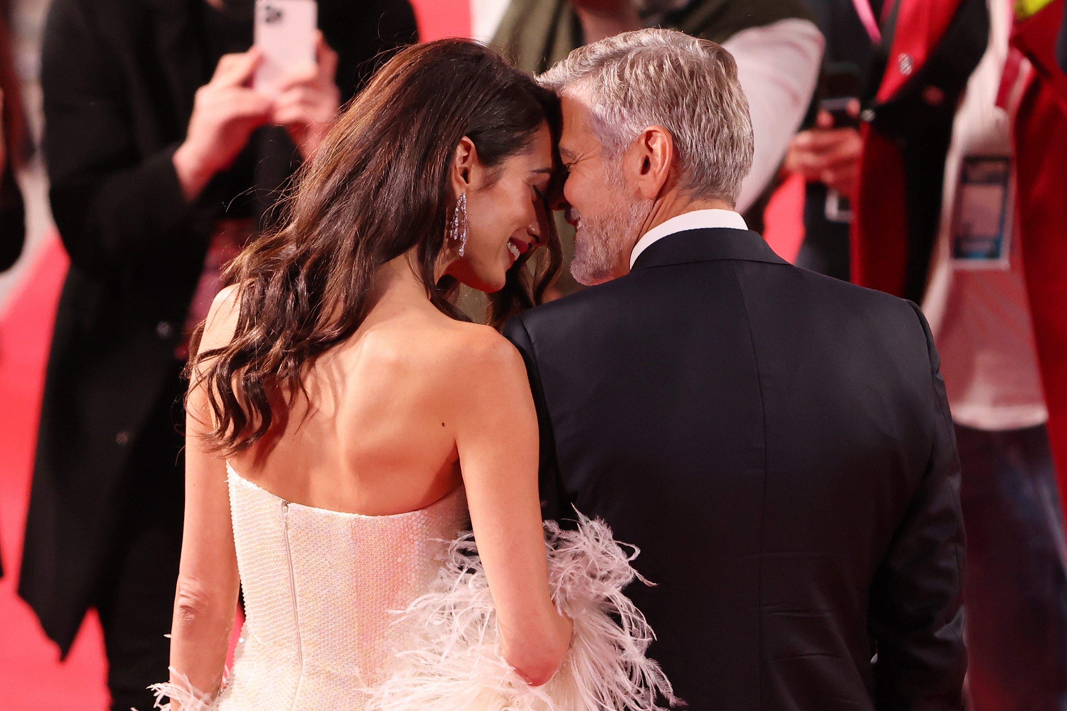 Amal und George Clooney bei der Premiere von "The Tender Bar" während des 65. BFI London Film Festivals in London, England am 10. Oktober 2021 | Quelle: Getty Images