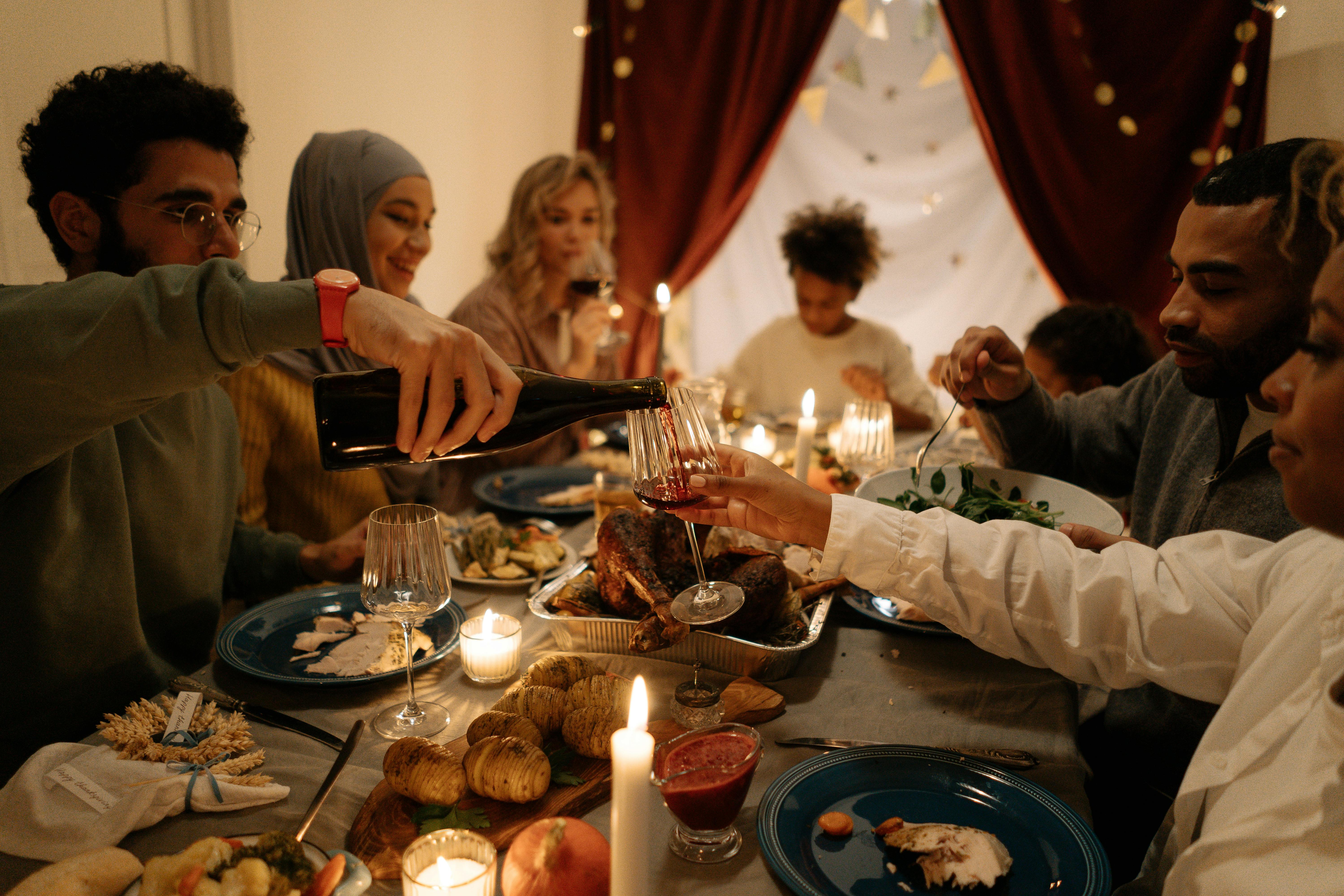 Familie sitzt um einen Tisch | Quelle: Pexels