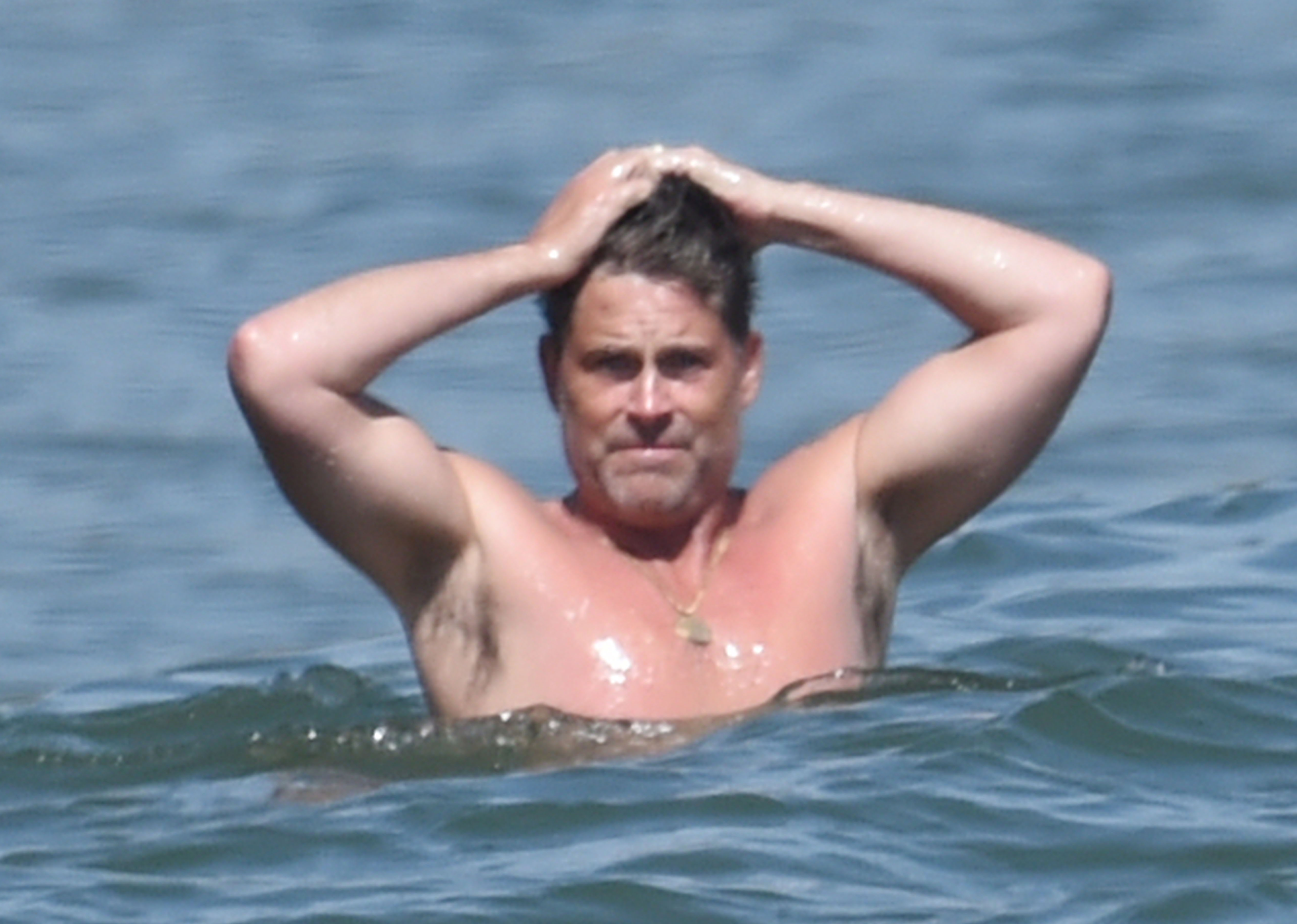 Rob Lowe ist am 3. April 2021 am Strand in Santa Barbara, Kalifornien, zu sehen. | Quelle: Getty Images