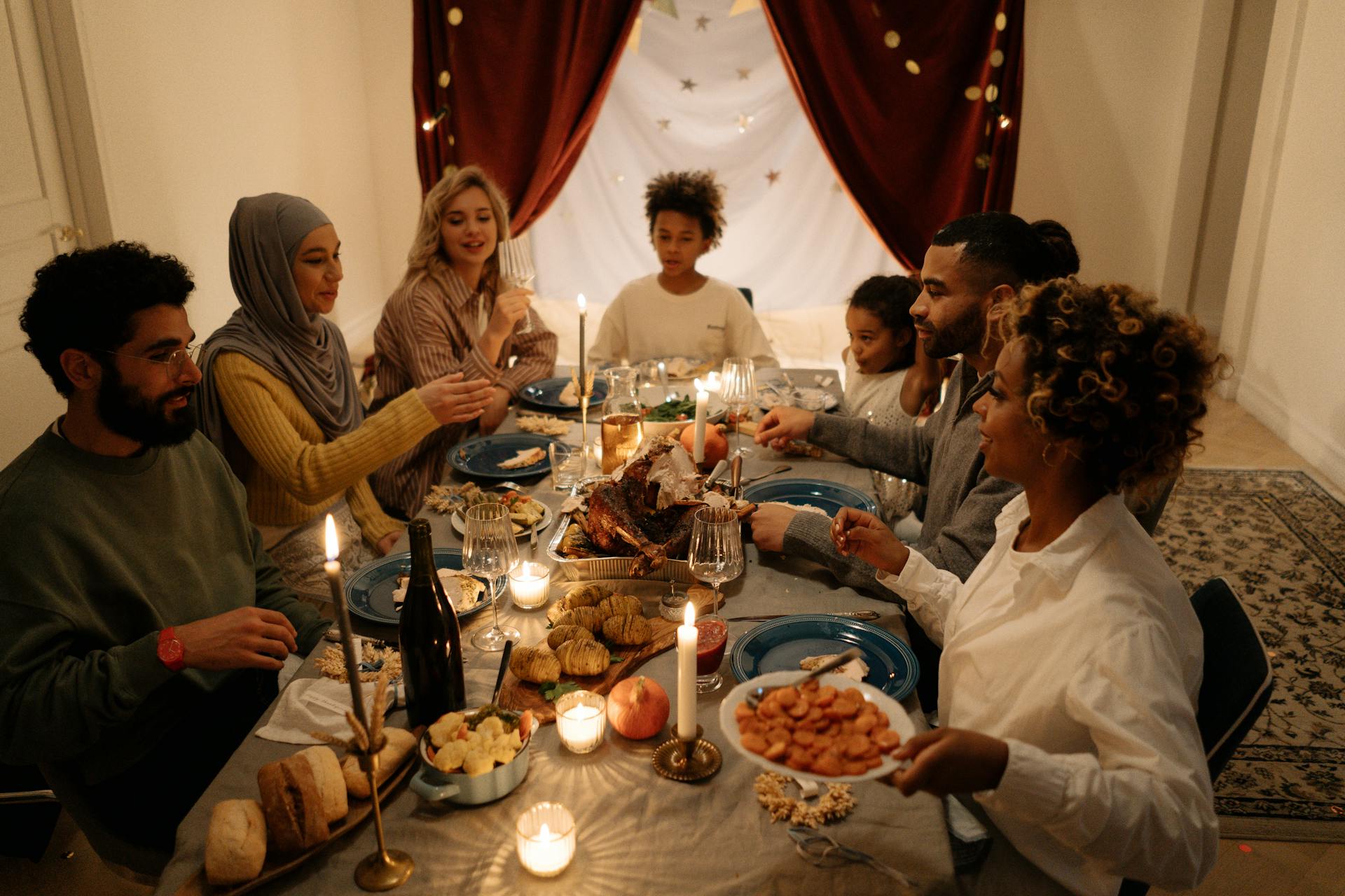 Freunde und Familie versammeln sich zum Thanksgiving-Dinner | Quelle: Pexels