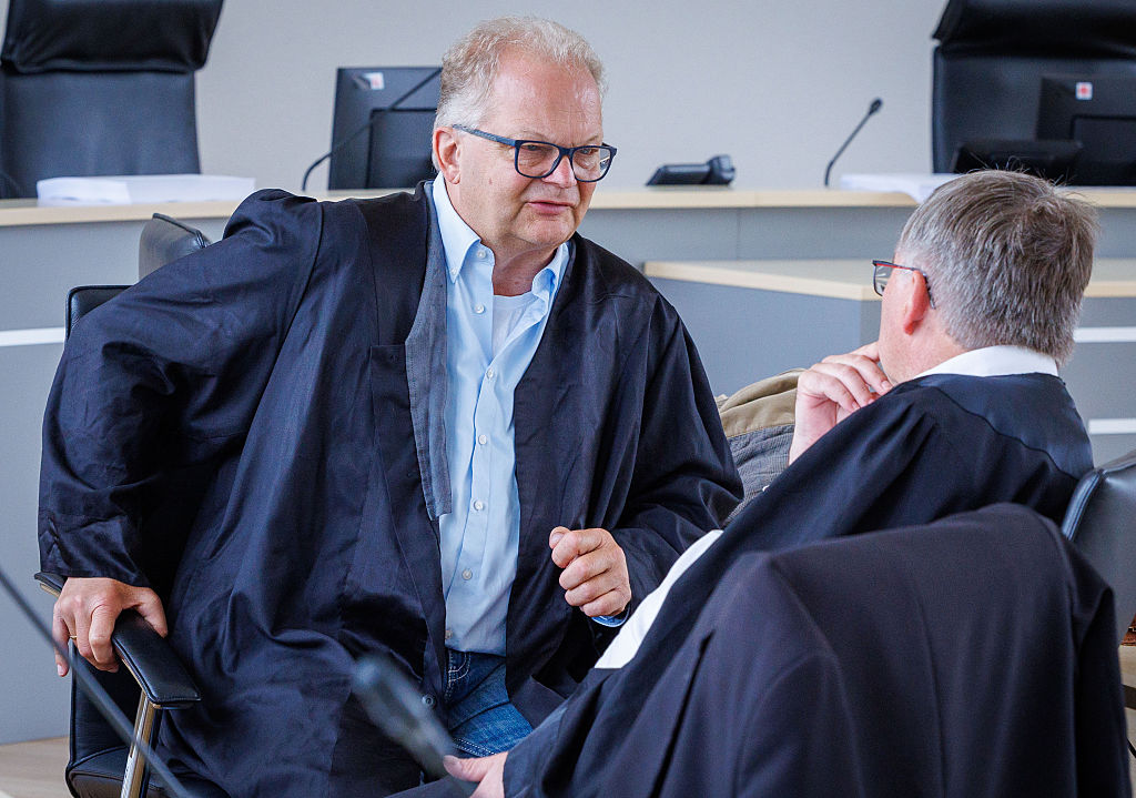 4. Juni 2026, Mecklenburg-Vorpommern, Rostock: Andreas Ohm (r.) und Thomas Löcker (l.), die Verteidiger des Angeklagten, warten im Gerichtssaal des Landgerichts auf die Fortsetzung des Mordprozesses im Fall Fabian. | Quelle: Getty Images