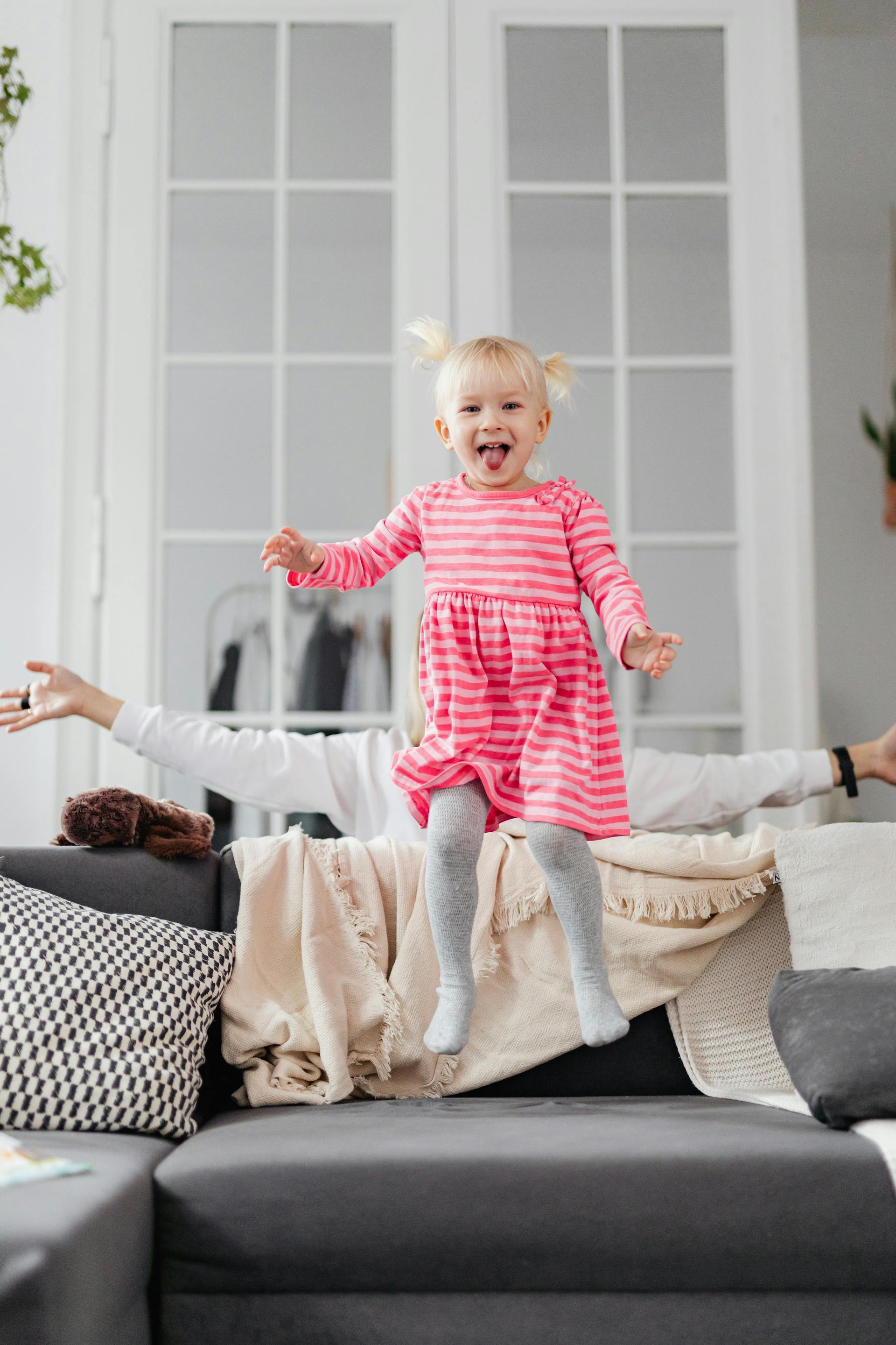 Ein kleines Mädchen, das auf einer Couch springt | Quelle: Pexels