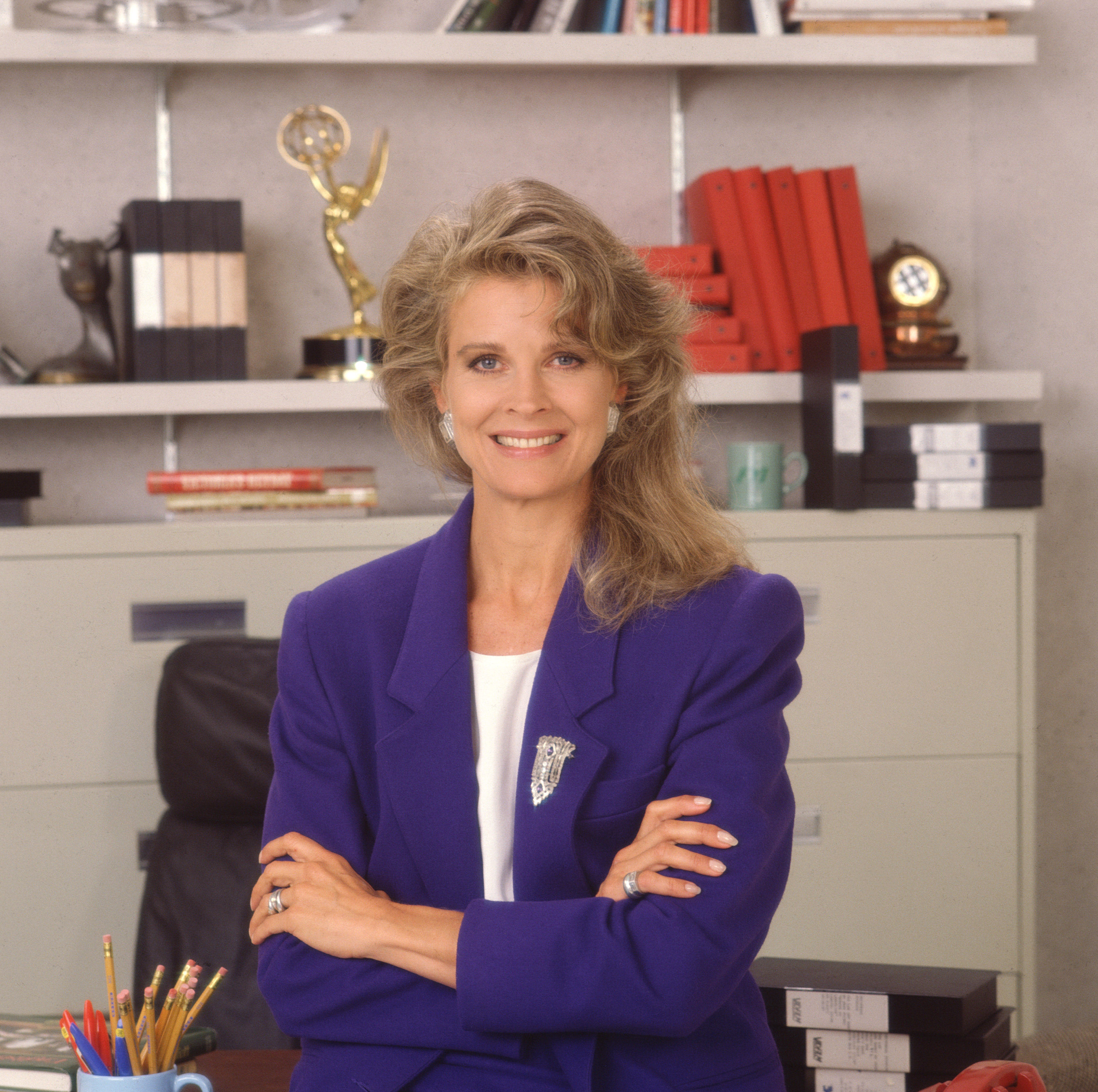 Candice Bergen posiert als die investigative Fernsehjournalistin Murphy Brown aus der gleichnamigen CBS-Sitcom, Kalifornien, 1990 | Quelle: Getty Images