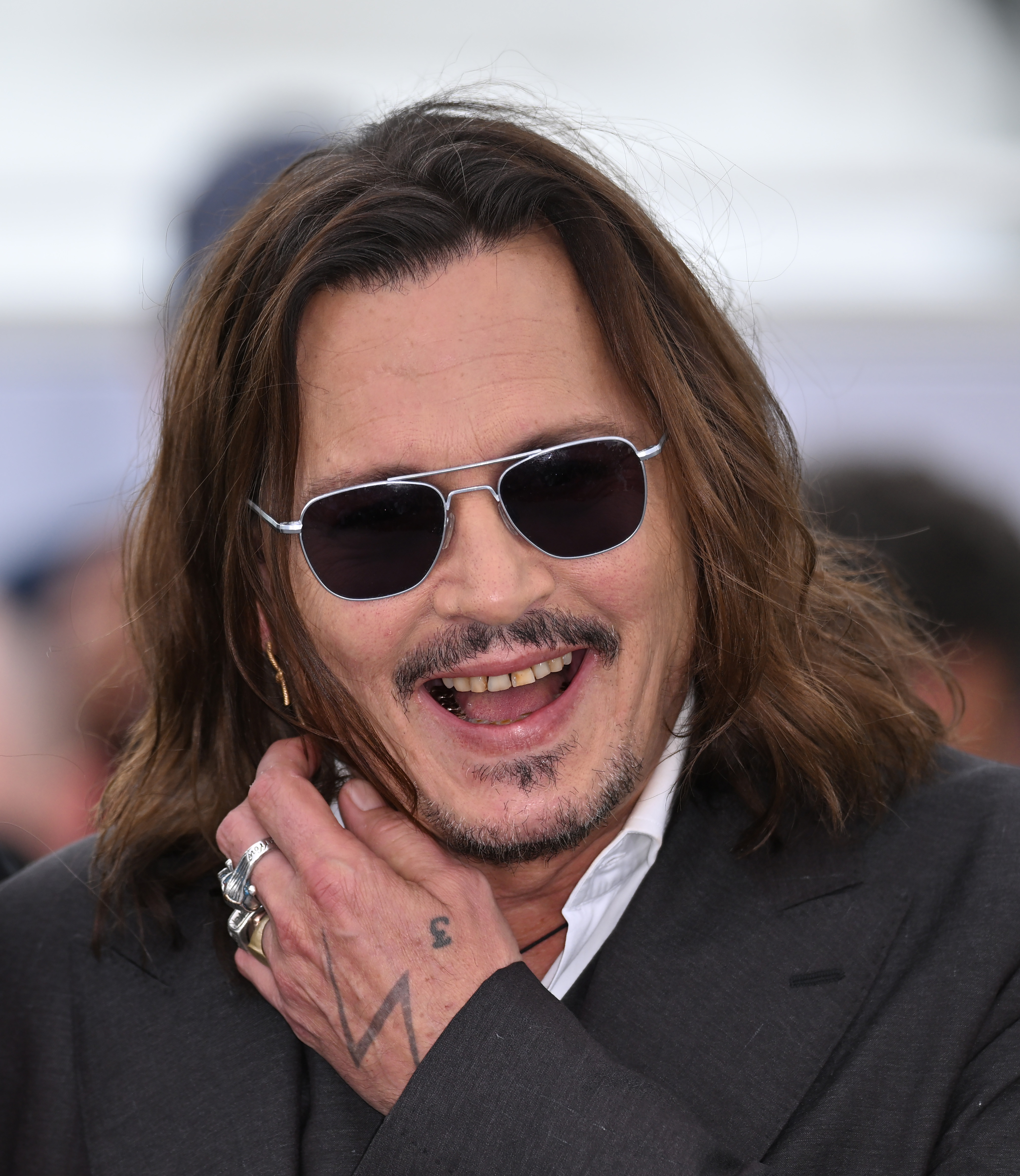 Johnny Depp während eines Fototermins für "Jeanne du Barry" bei den 76. Filmfestspielen von Cannes in Cannes, Frankreich am 17. Mai 2023 | Quelle: Getty Images