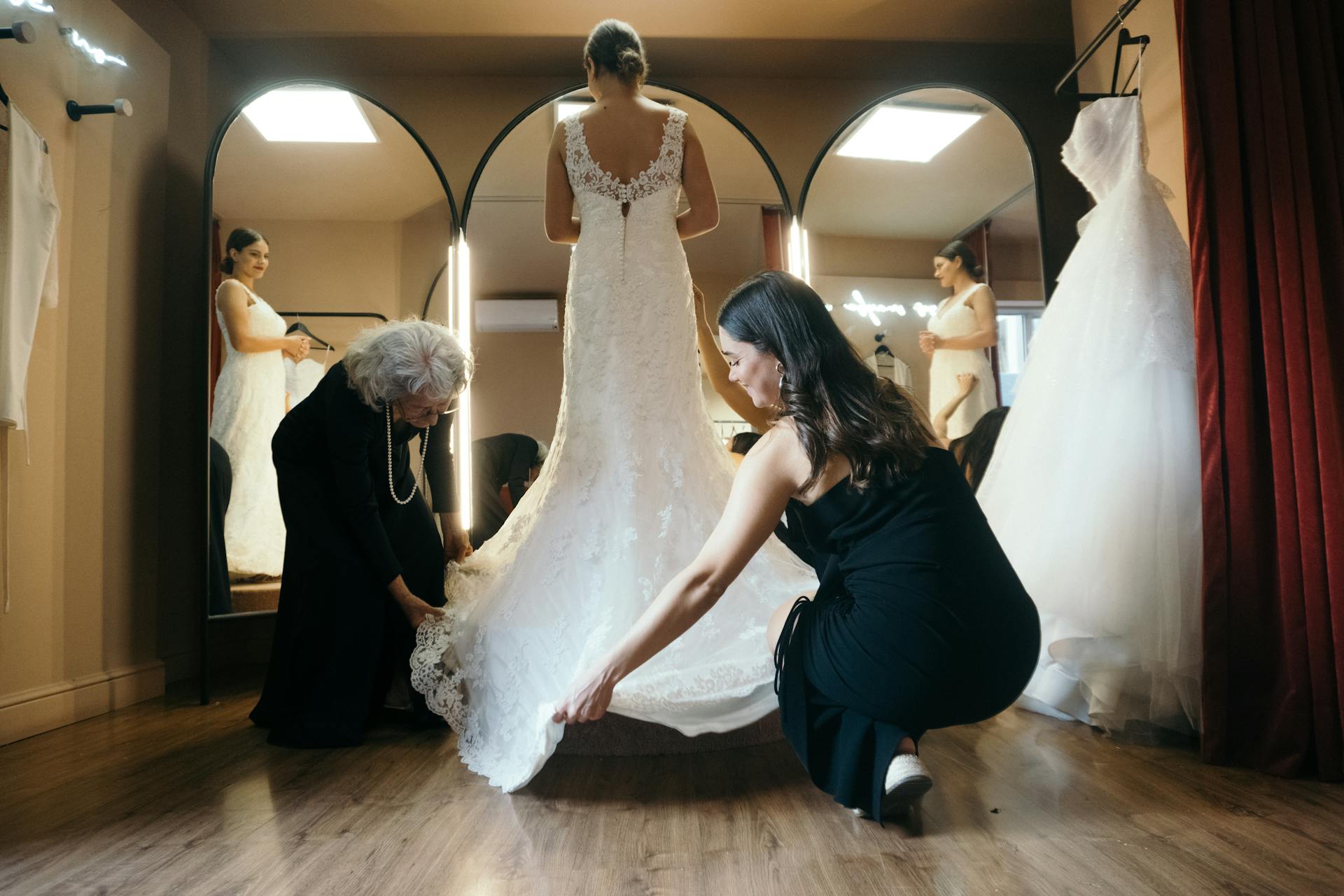 Eine zukünftige Braut, die ihr Hochzeitskleid anprobiert | Quelle: Pexels