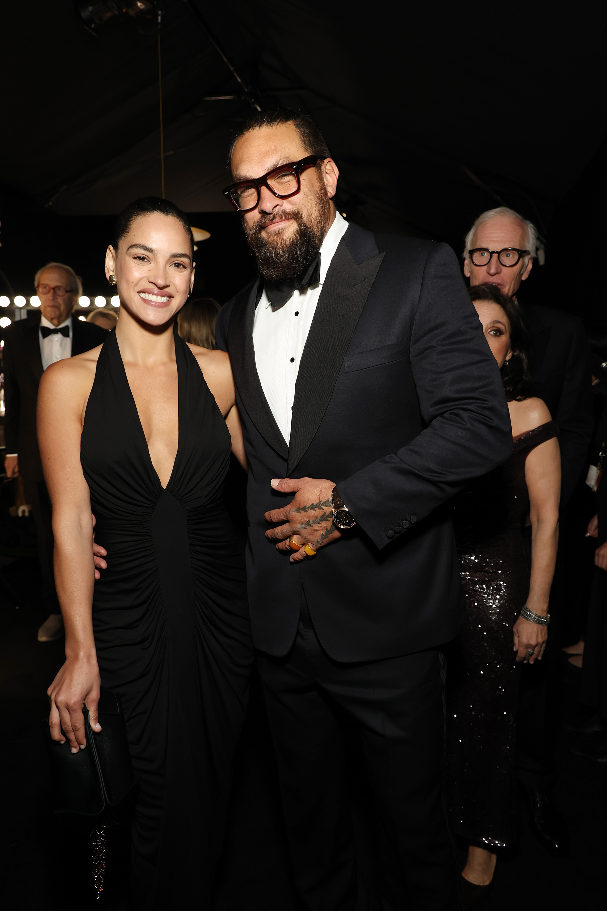 Adria Arjona und Jason Momoa lächeln für die Kameras. | Quelle: Getty Images