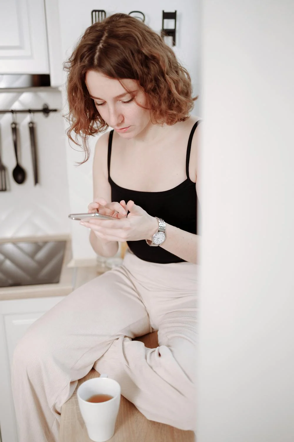 Eine Frau, die eine SMS auf ihrem Handy schreibt | Quelle: Pexels