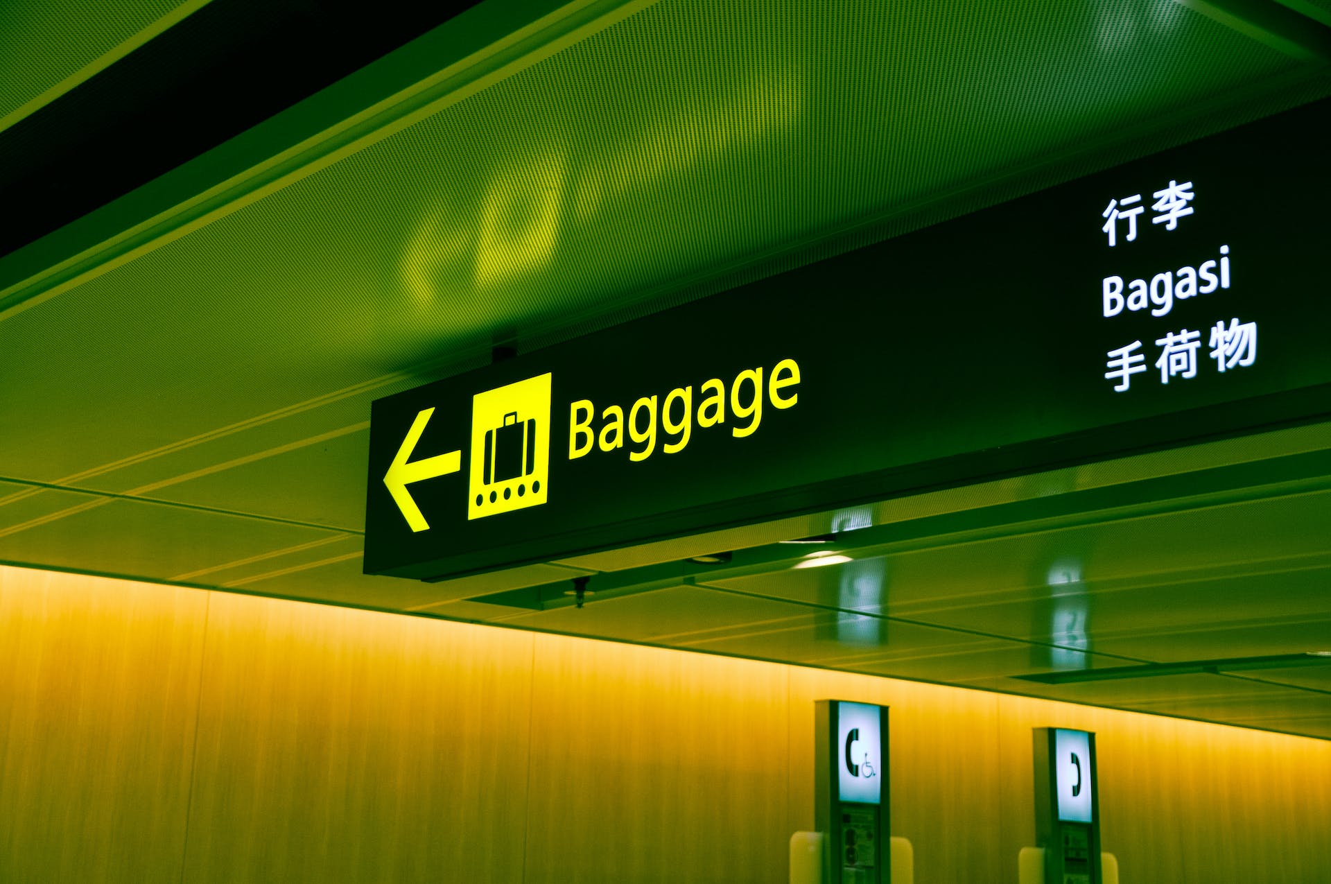 Gepäckschild an einem Flughafen | Quelle: Pexels