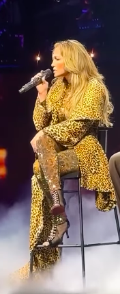 Jennifer Lopez singt "If You Had My Love" in ihrem Leoparden-Outfit. | Quelle: Instagram/solangel