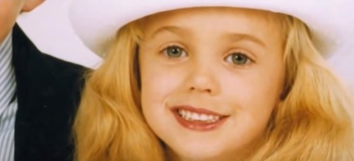 Jon Benét Ramsey | Quelle: Screenshot / YouTube - Nicolas Lepage "The Case of: JonBenét Ramsey - Part 2"