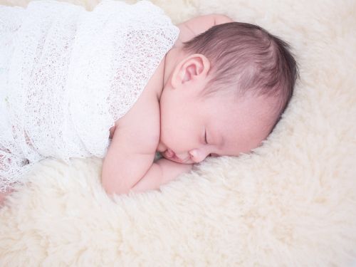 Ein schlafendes Baby. | Quelle: Shutterstock