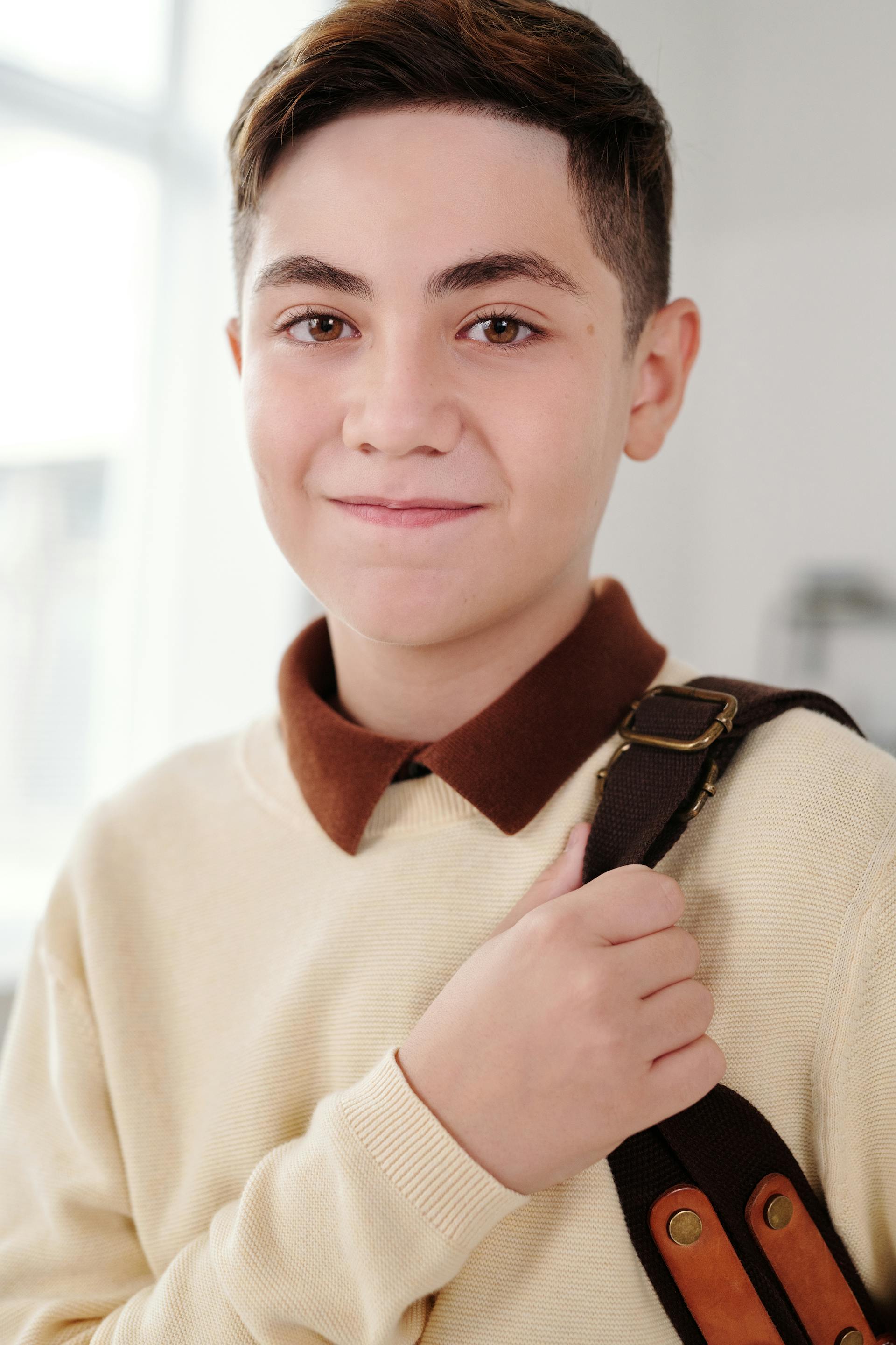 Ein kleiner Junge mit einem Rucksack | Quelle: Pexels