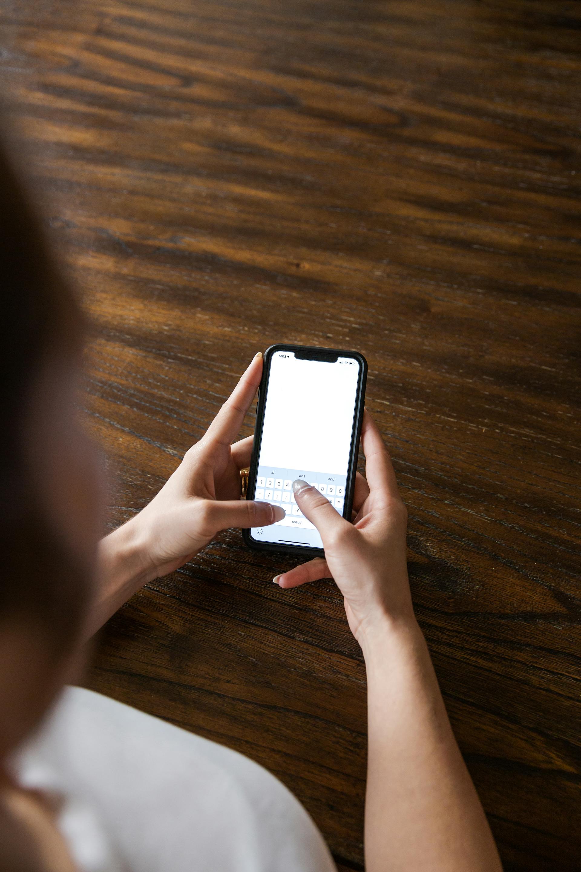 Eine Frau tippt eine Textnachricht | Quelle: Pexels