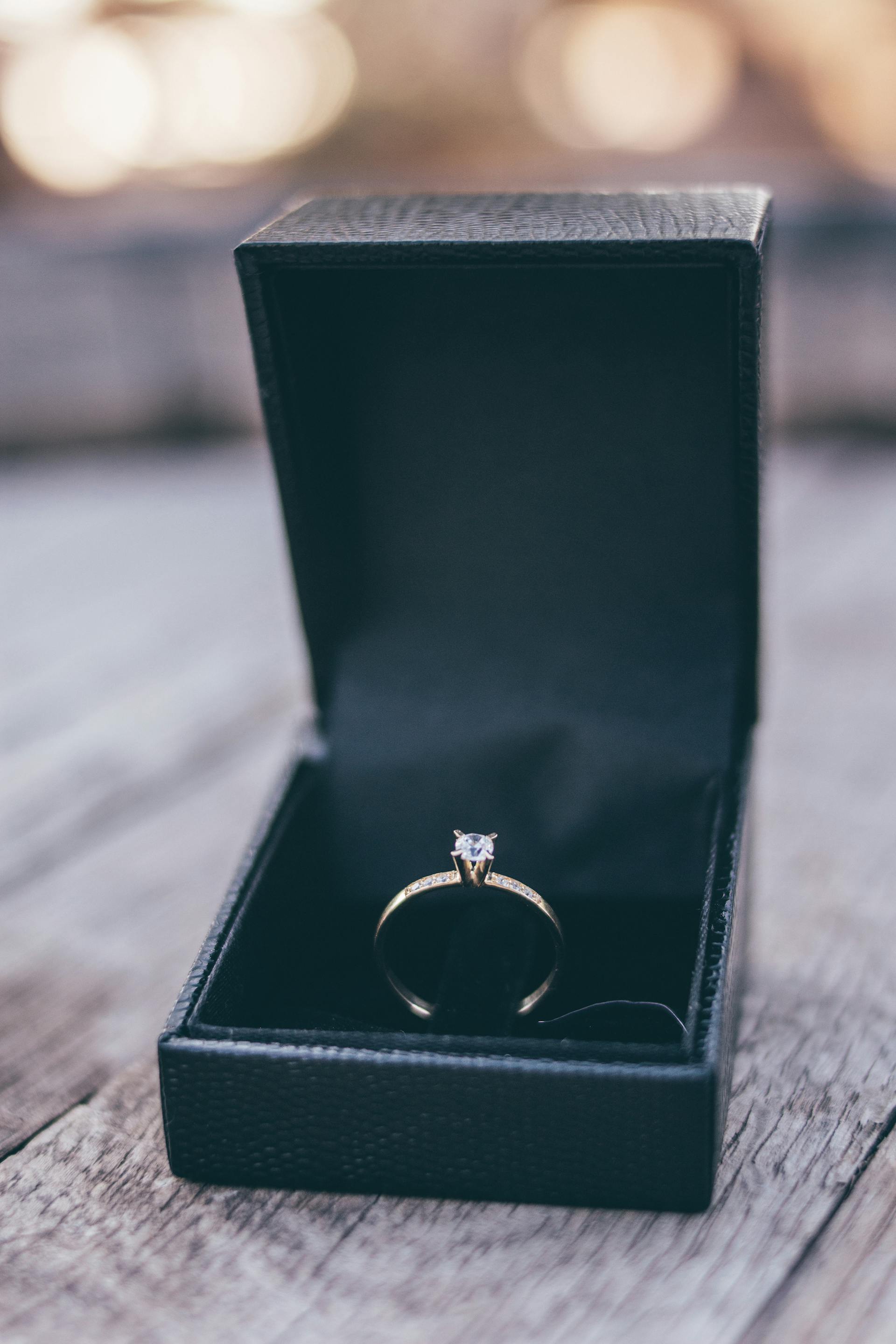 Ein Ring in einer Schachtel | Quelle: Pexels