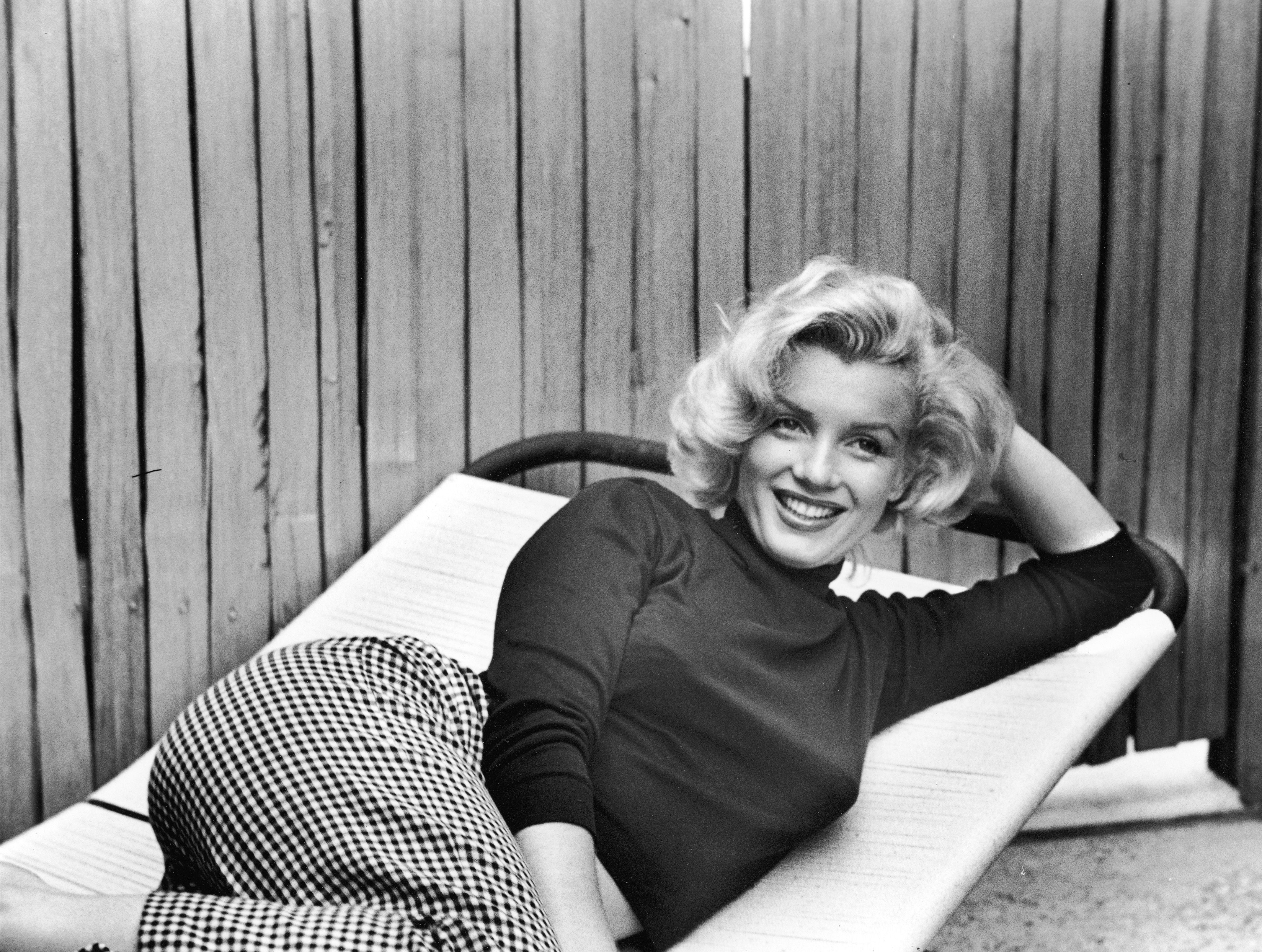 Marilyn Monroe legt sich hin und posiert um 1955. | Quelle: Getty Images