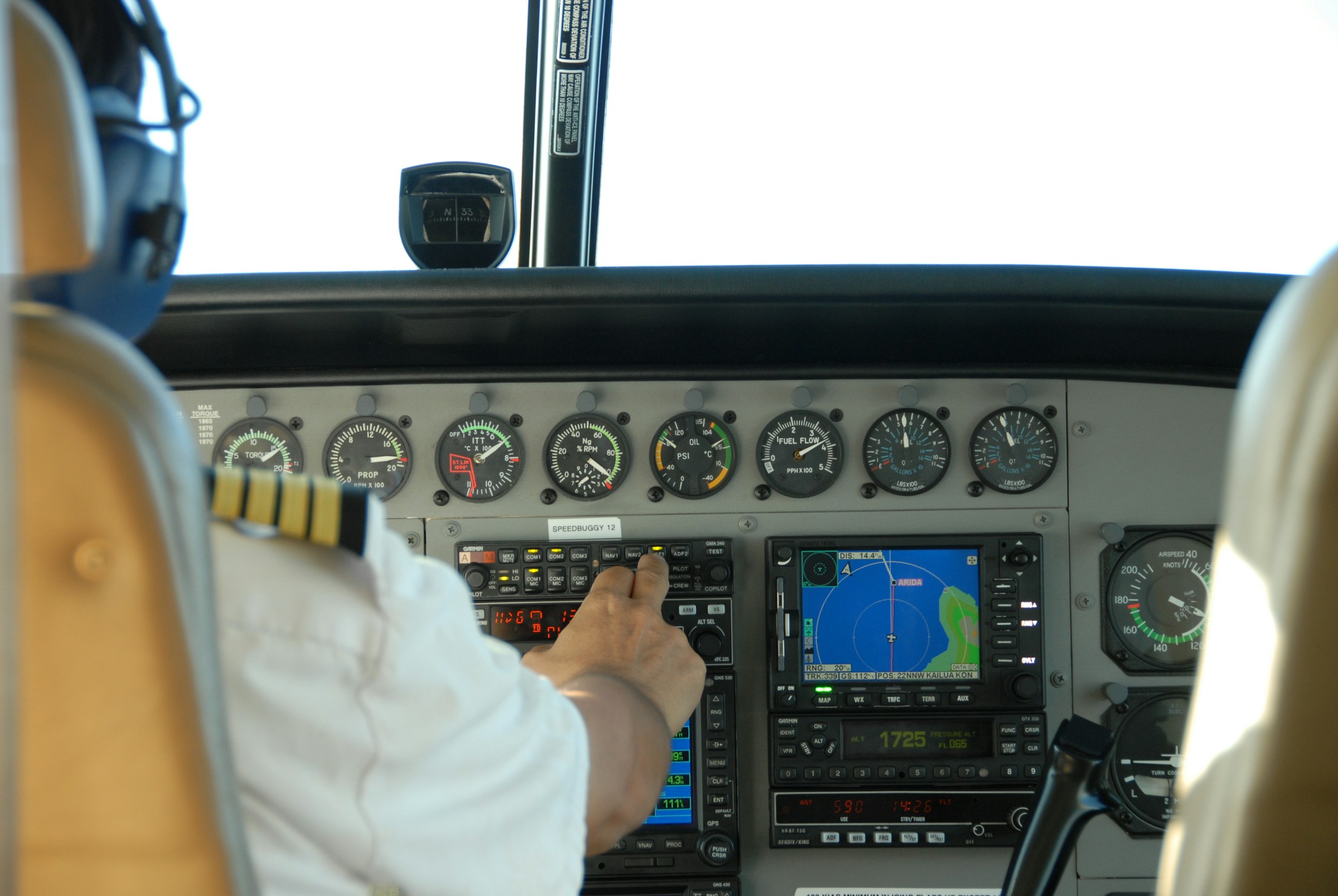 Ein Pilot im Cockpit | Quelle: Unsplash