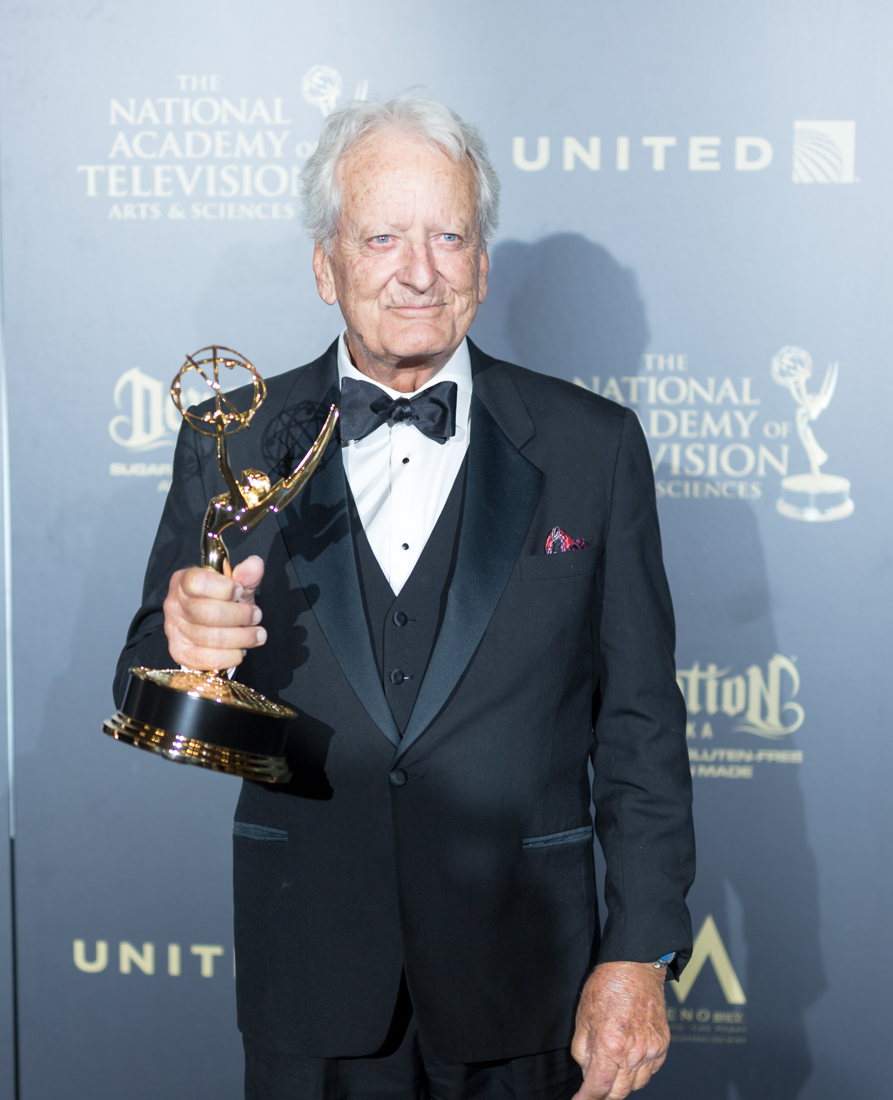 Nicolas Coster zeigt seinen Emmy Award bei den 44th Annual Daytime Creative Arts Emmy Awards in Pasadena, Kalifornien, am 28. April 2017. | Quelle: Getty Images