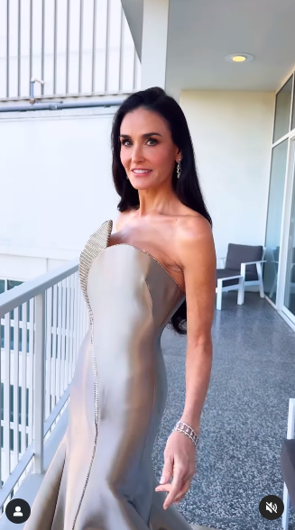 Demi Moore wirbelt in ihrer Robe herum. | Quelle: Instagram/bradgoreski