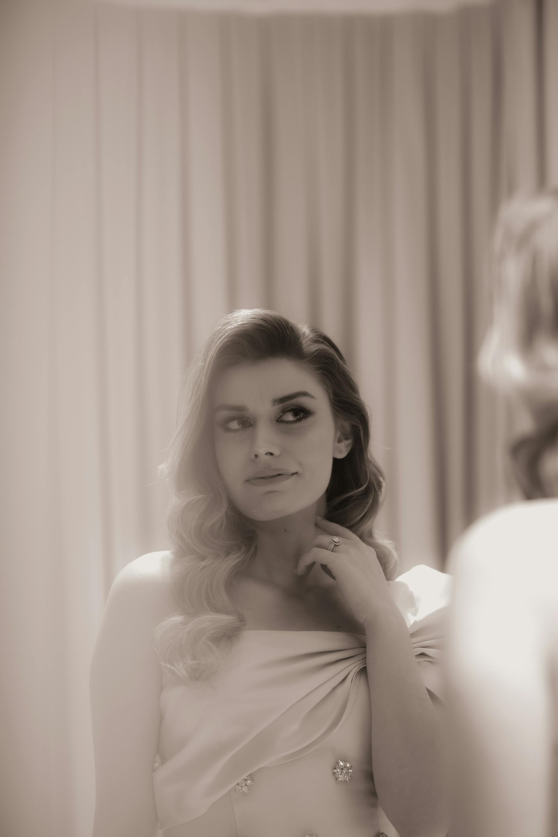 Ein Graustufenfoto von einer Braut, die in den Spiegel schaut | Quelle: Pexels