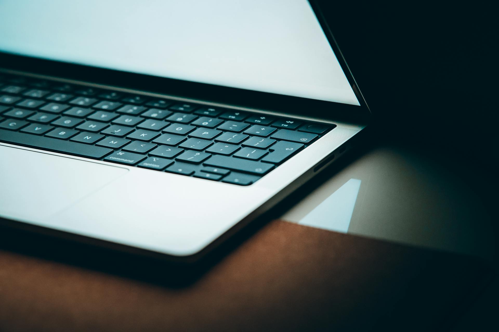 Ein Laptop in einem abgedunkelten Raum | Quelle: Pexels