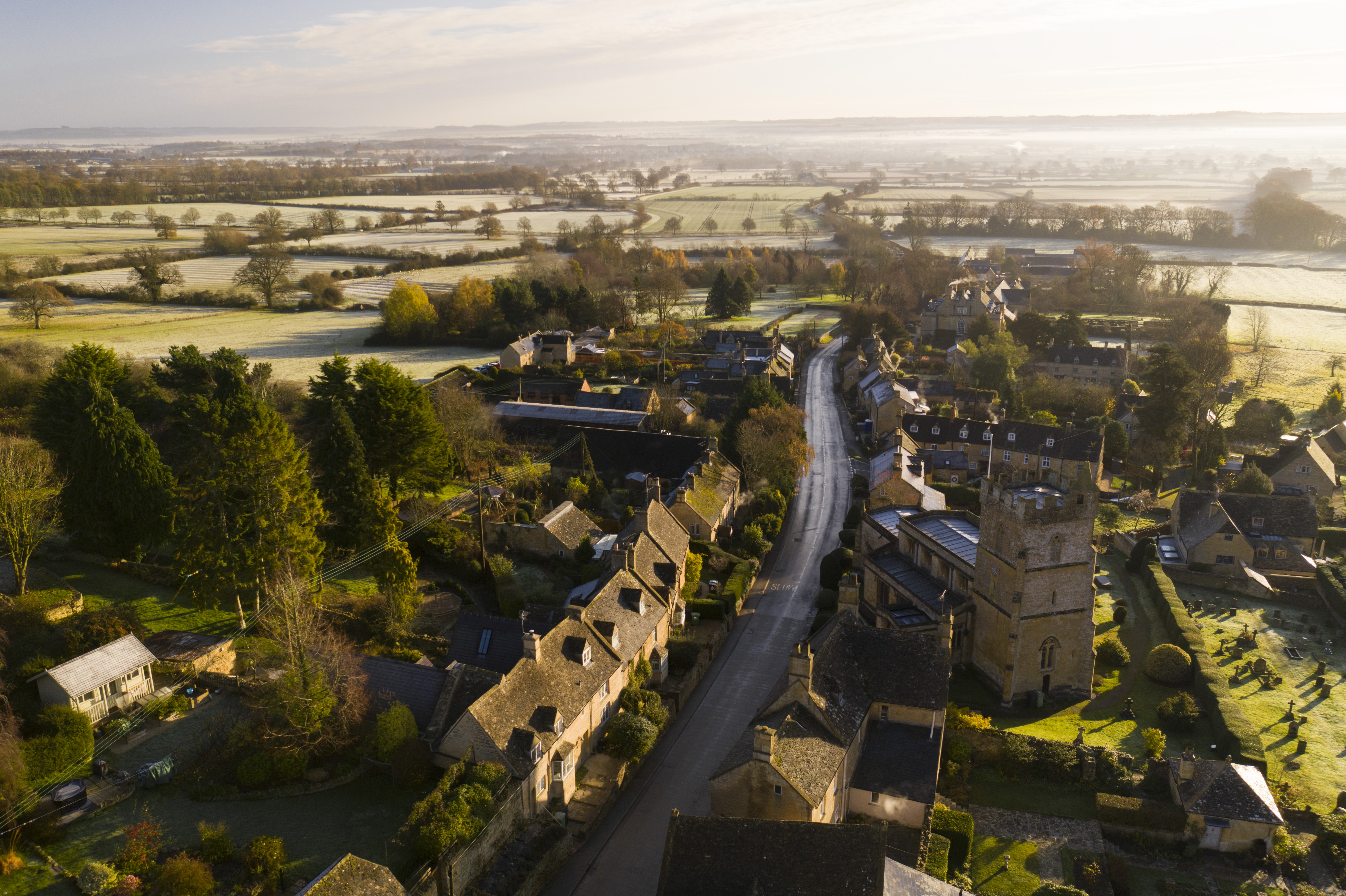Eine Luftaufnahme zeigt Bourton-on-the-Hill in den Cotswolds, wo Harry und Meghan Berichten zufolge nach ihrer Rückkehr nach einem dauerhaften Zuhause gesucht haben sollen. Zu ihren Prioritäten sollen Privatsphäre, ein weitläufiges Grundstück und genügend Platz für die Bedürfnisse ihrer Familie gehört haben. | Quelle: Getty Images